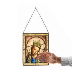 Vidriera antigua colgada que representa a la Virgen María