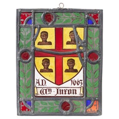 Panneau suspendu en vitrail représentant un blason ancien