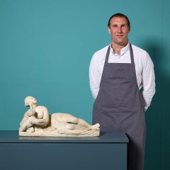 Figurine en marbre du XIXe siècle représentant une femme allongée avec un enfant
