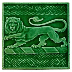 Carreau ancien anglais représentant un lion, émaillé vert, attribué à… Maw & Co