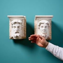 Paire de corbeaux en calcaire du XIXe siècle représentant un noble et une noble