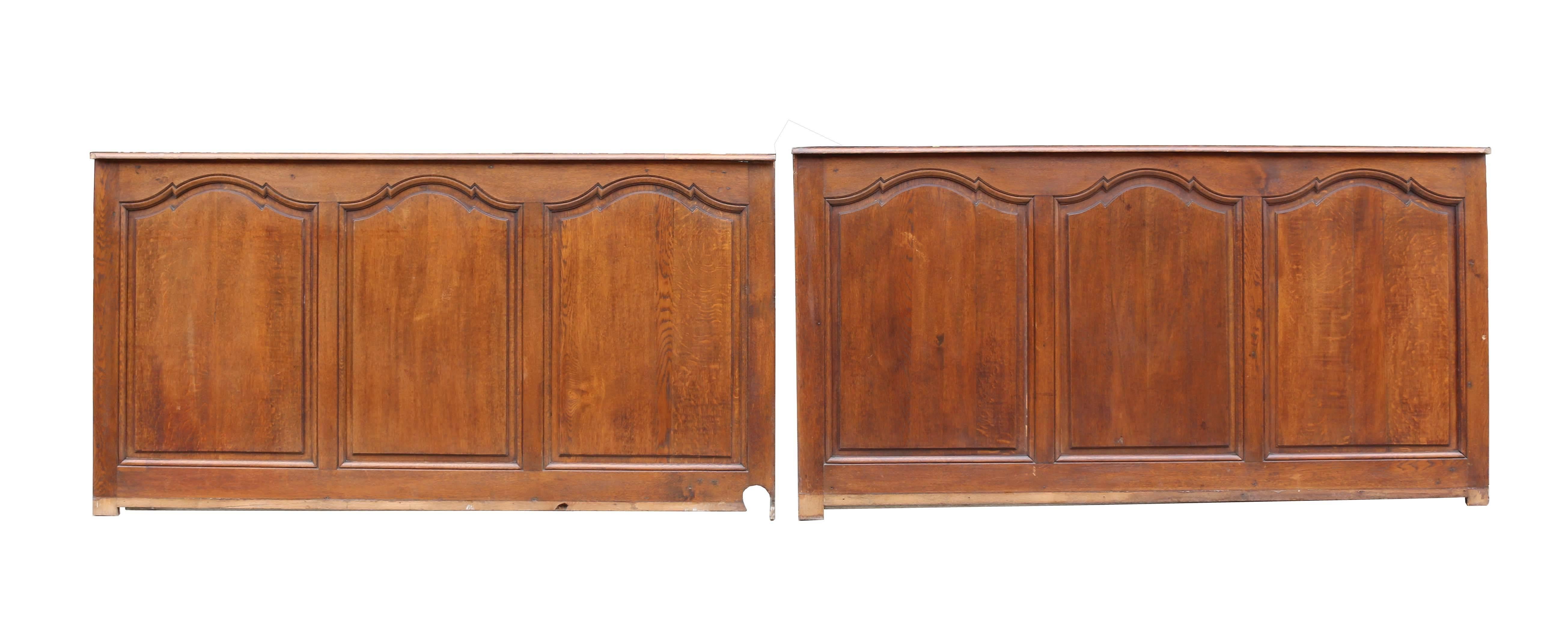 A mix of two ages. Height 99 cm (excludes skirting).

18th century paneling. 160, 154, 70, 50, 140, 130, 130, 111 cm (945cm).

1920s paneling made to the same design. 194.5, 200, 109, 58, 57 49 cm (667cm). Measures: 52 feet.