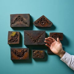 Un set di antichi stampi per cartigli in legno intagliato Ex. Collezione Tucker