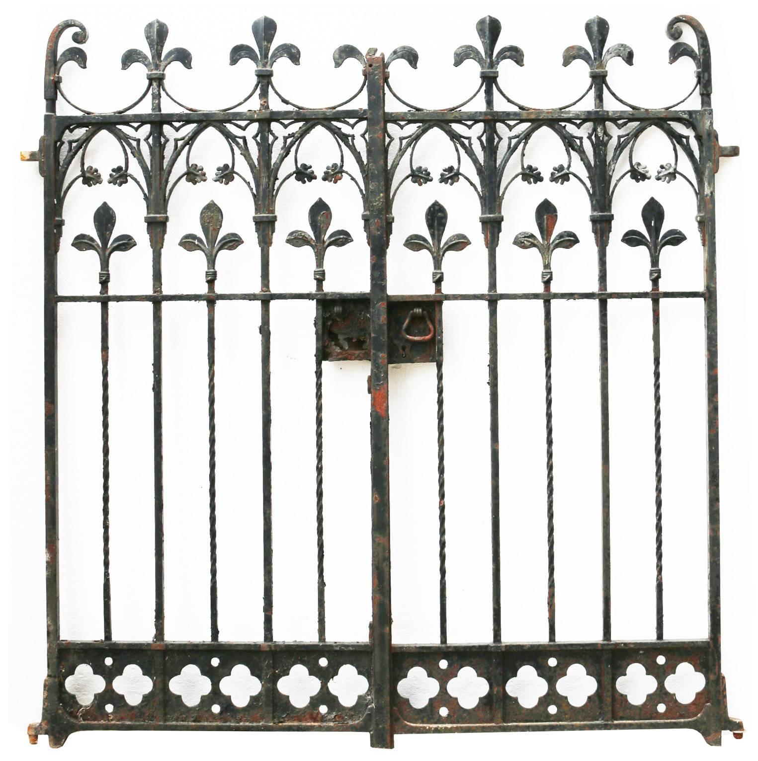 These gates include a working handle and latch.
The width includes the hinges.