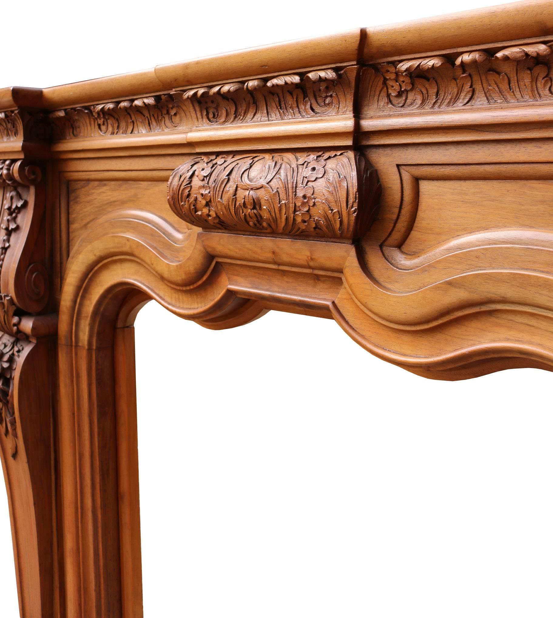 Early 20th century carved walnut fire surround. Measures: Opening height 79 cm
Opening width 71 cm
Weight 30 kg.