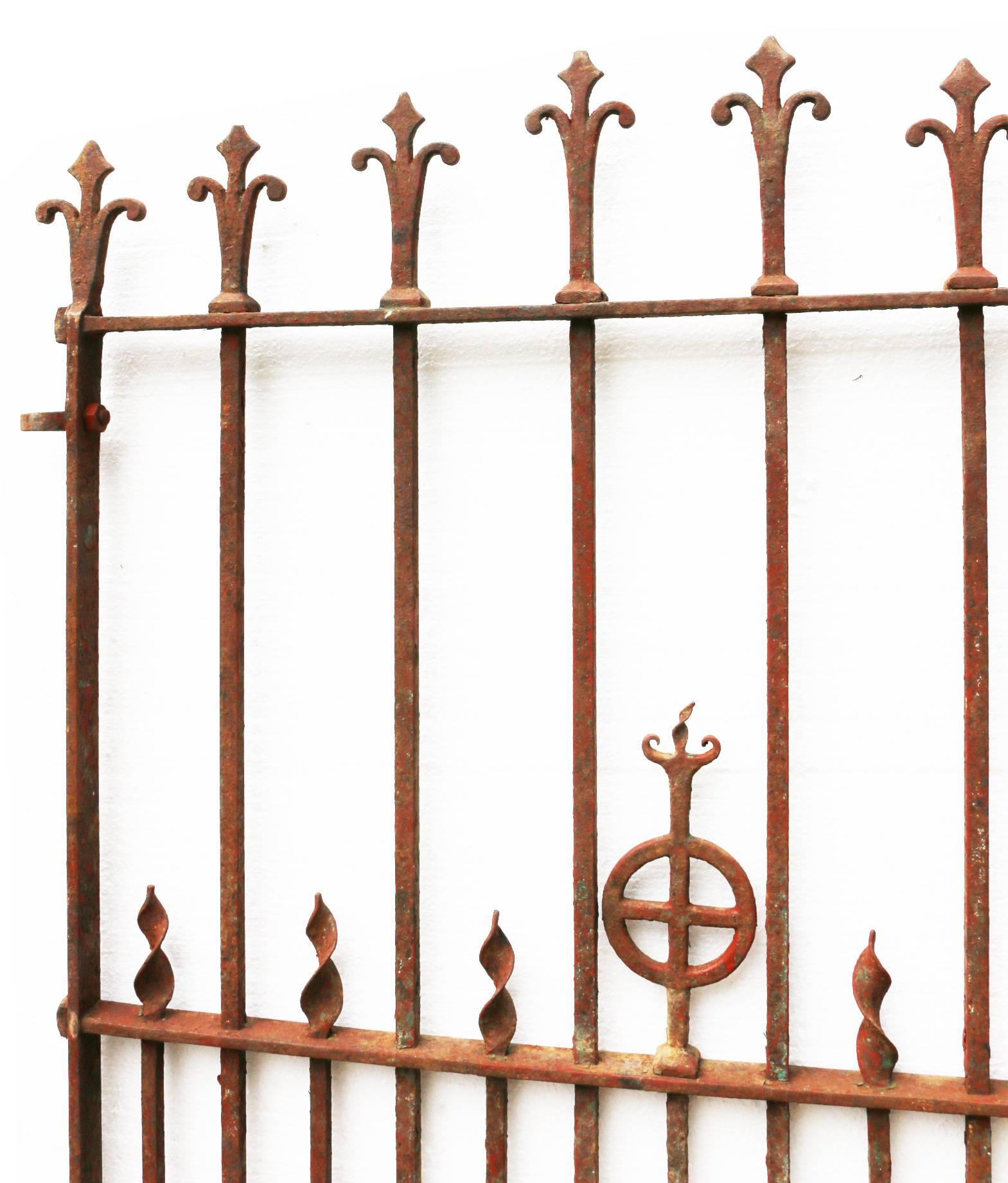 This gate has a working latch and the hinges are present.
Measures: Width 96 cm (latch to hinges)
The width listed is for the gate.