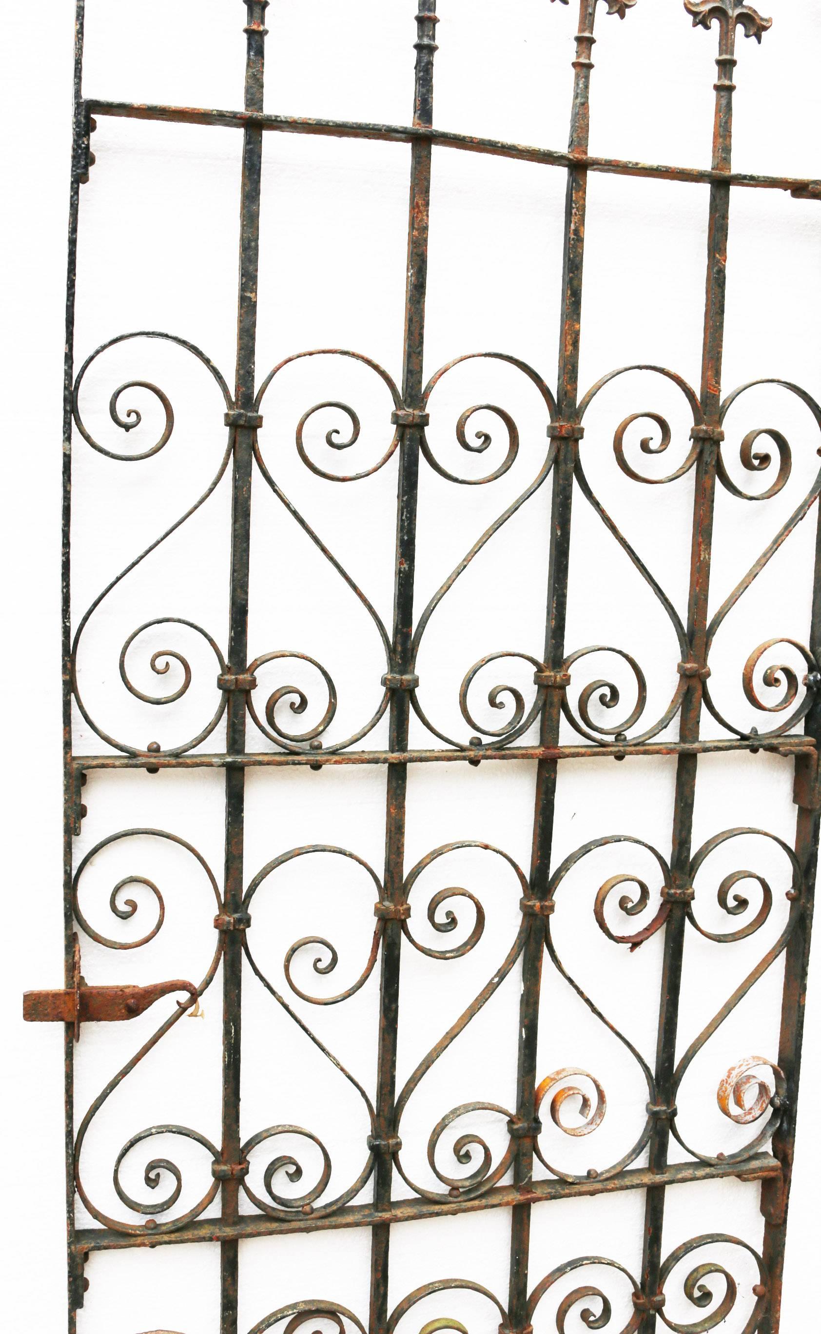 This gate has a working latch.
Measure: Width 66 cm (including hinges and latch) 70 cm
Weight 26 kg.