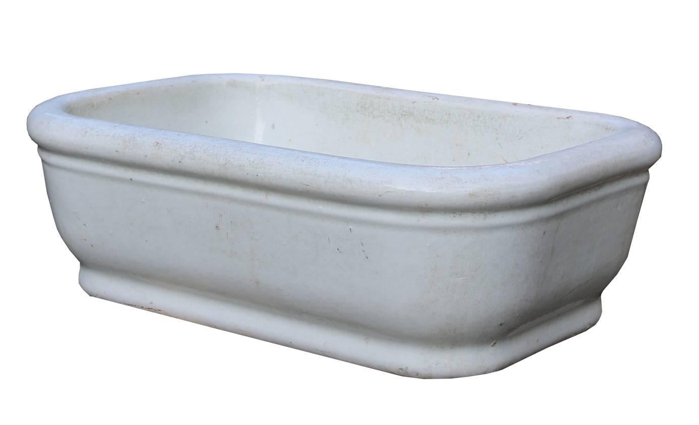 This basin is as reclaimed and has one chip to the rim.
Weight 35 kg.