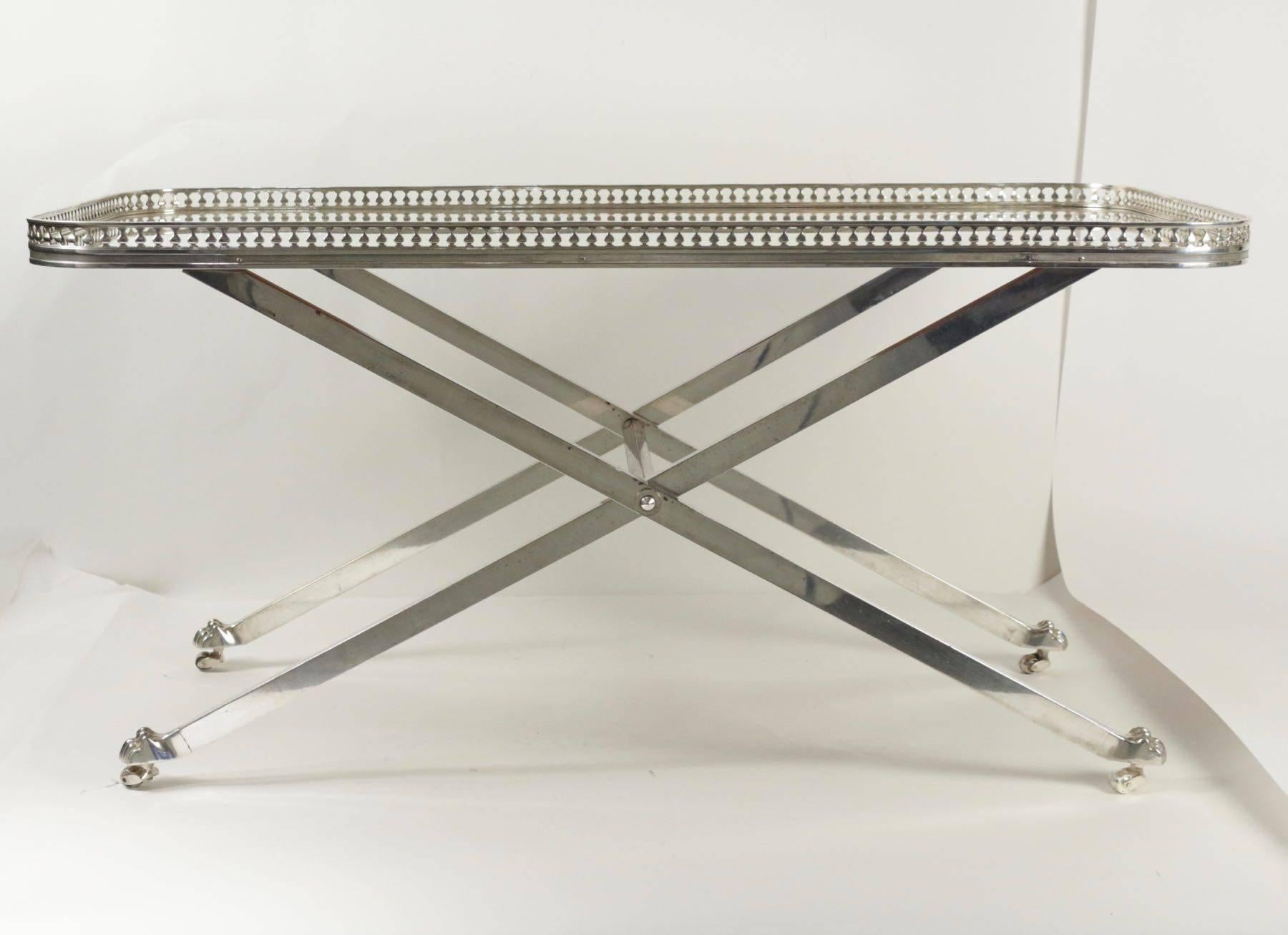 
Rare silver plated metal table forming a tea trolley,
circa 1960.
Measures: Length 101 cm, large 50.5 cm, height 49 cm.

Bibliographie: Suzanne Demisch, "Maria Pergay, between ideas and design," Demisch Danant Editions, New-York,