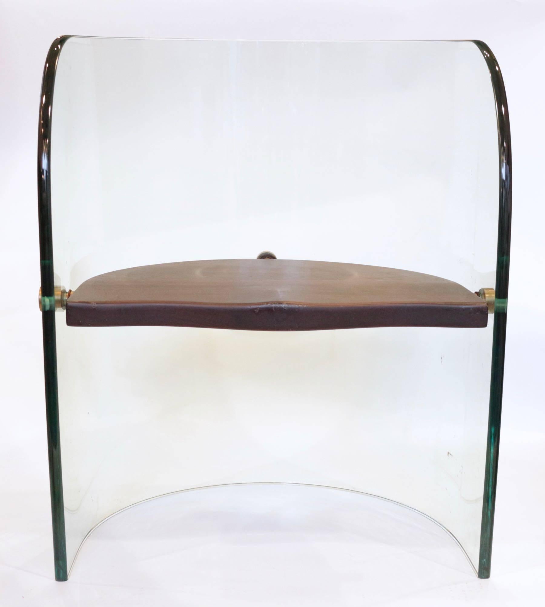 Pair of Italian armchairs in glass, wood and brass,
circa 1970.
Measures: Large 65 cm, depth 44 cm, height 80 cm.
     