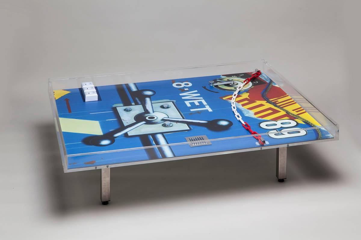 Peter Klasen (born in 1935).
Table WET.

Edition of 8 + 4 EA.
Signed, dated and numbered by the artist.
Plexiglas, glass.
Chrome legs. 
Serigraphy decorated with objects.

Height. 34 cm    Length. 125 cm    Width. 100 cm.


  