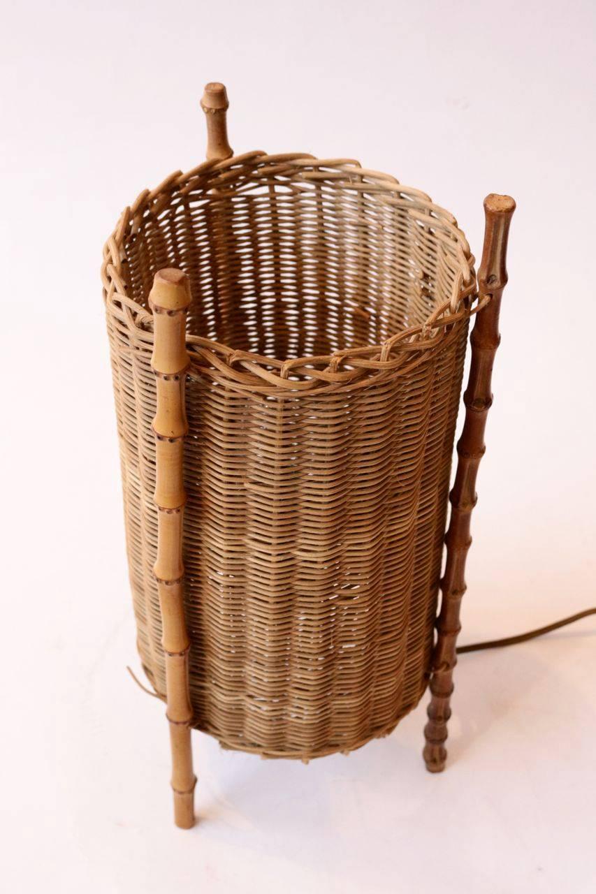 Bamboo table lamp.
Wicker shade.

Measures: Height 37 cm, diameter 14 cm.