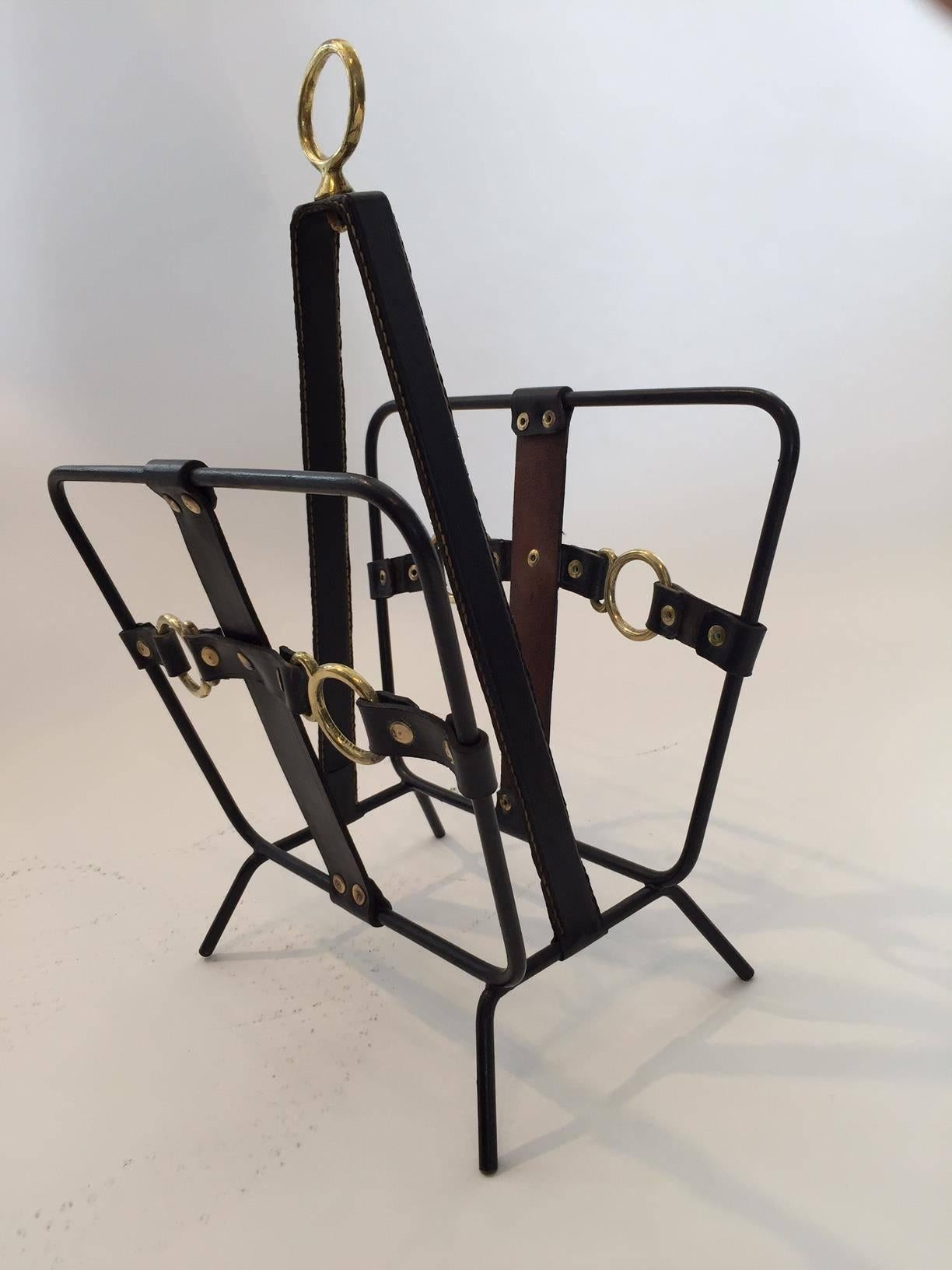 Jacques Adnet black leather magazine rack decorated with brass ring.

Measure: Height 48 cm x width 33.5 cm x depth 23 cm.

 