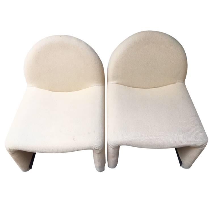 French modular set composed by four armchairs and one central unit by the French manufacture ATAL edition.
The set can be used in different way in playing with the different units.
Metallic structure with a woven wool off-white / cream color
