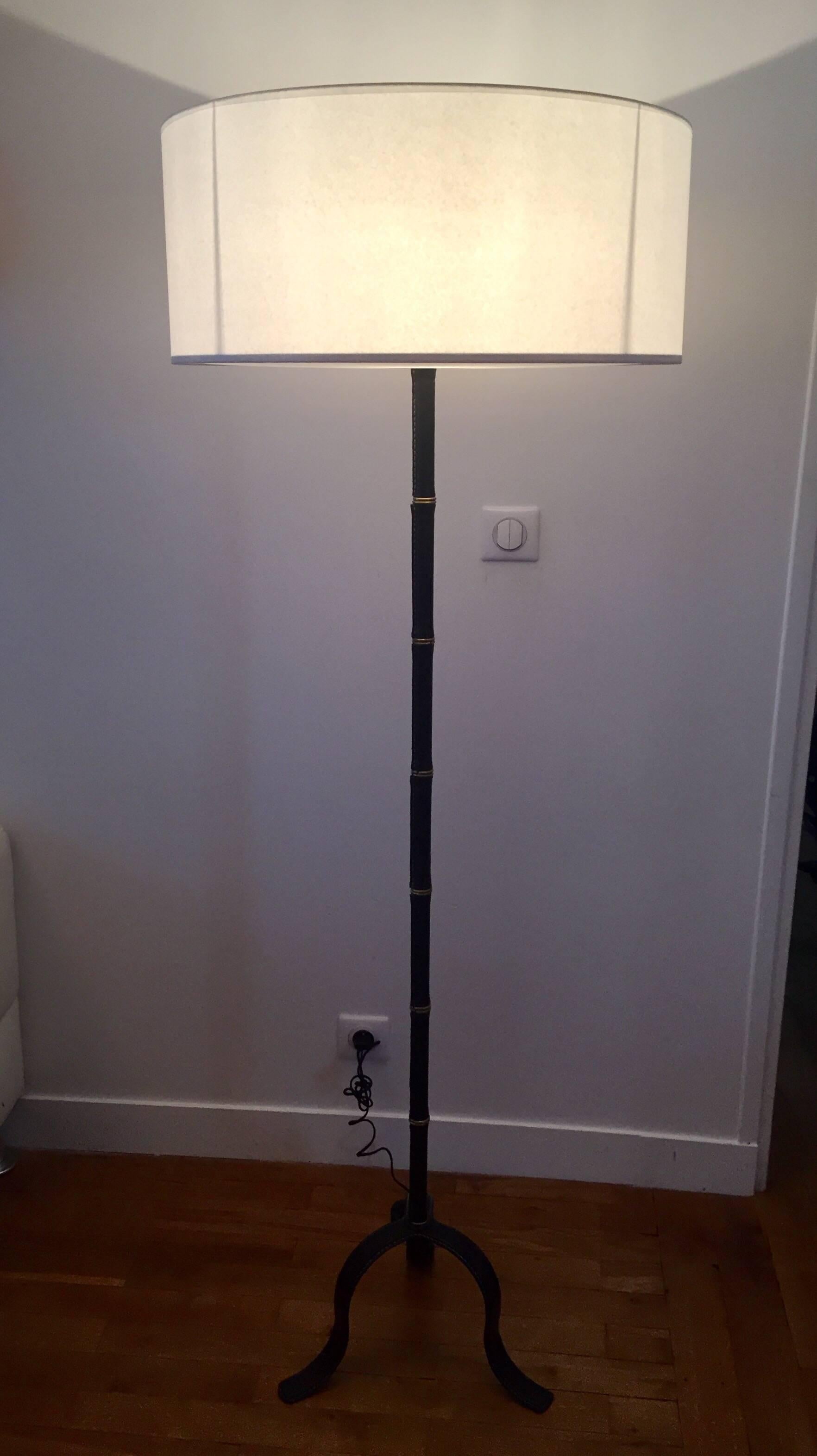 Jacques Adnet black leather bamboo style floor lamp,
circa 1950.
Great original condition.

Height included the shade 167 cm
Height without the shade 146 cm


 