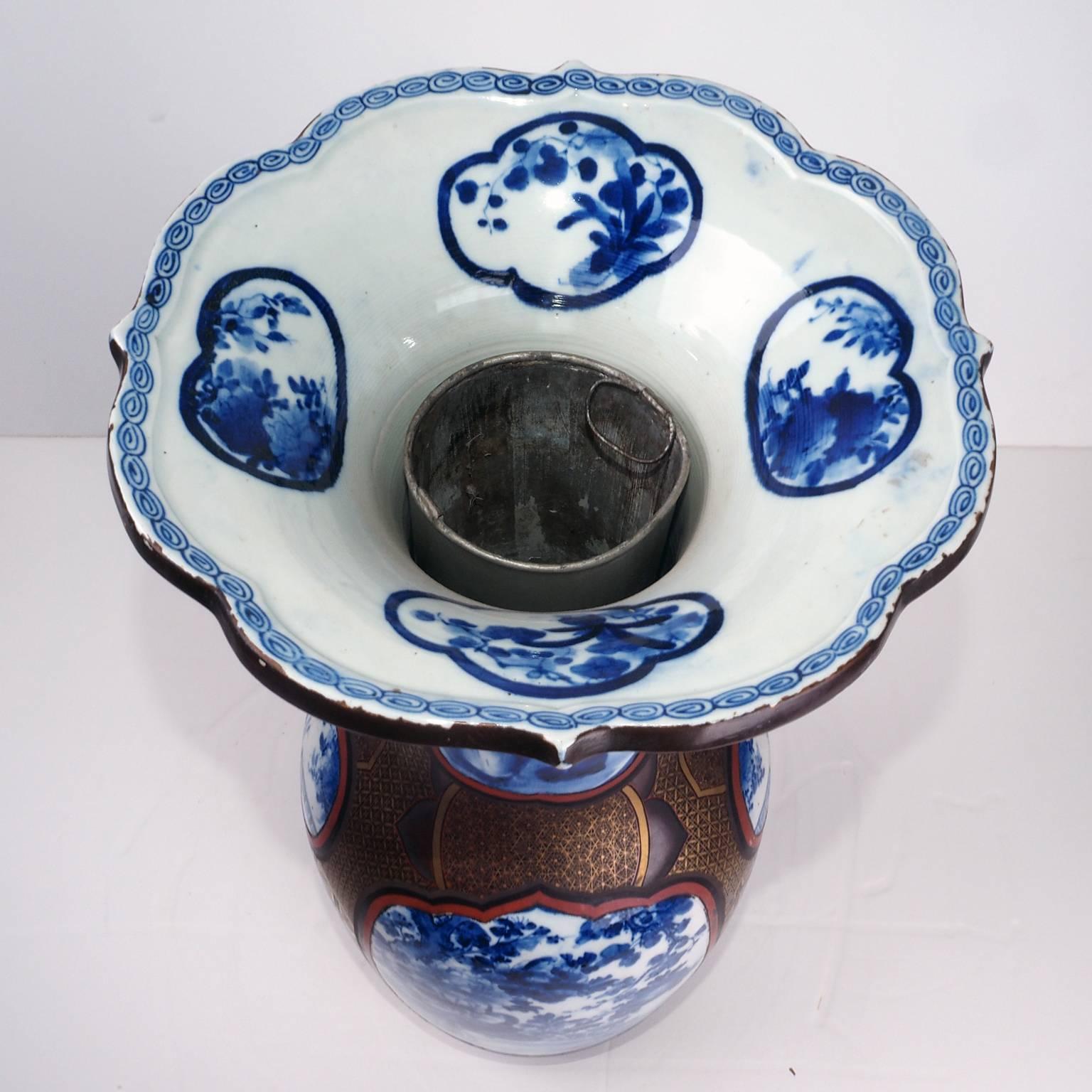 Pair of Japanese Porcelain Vases For Sale 1