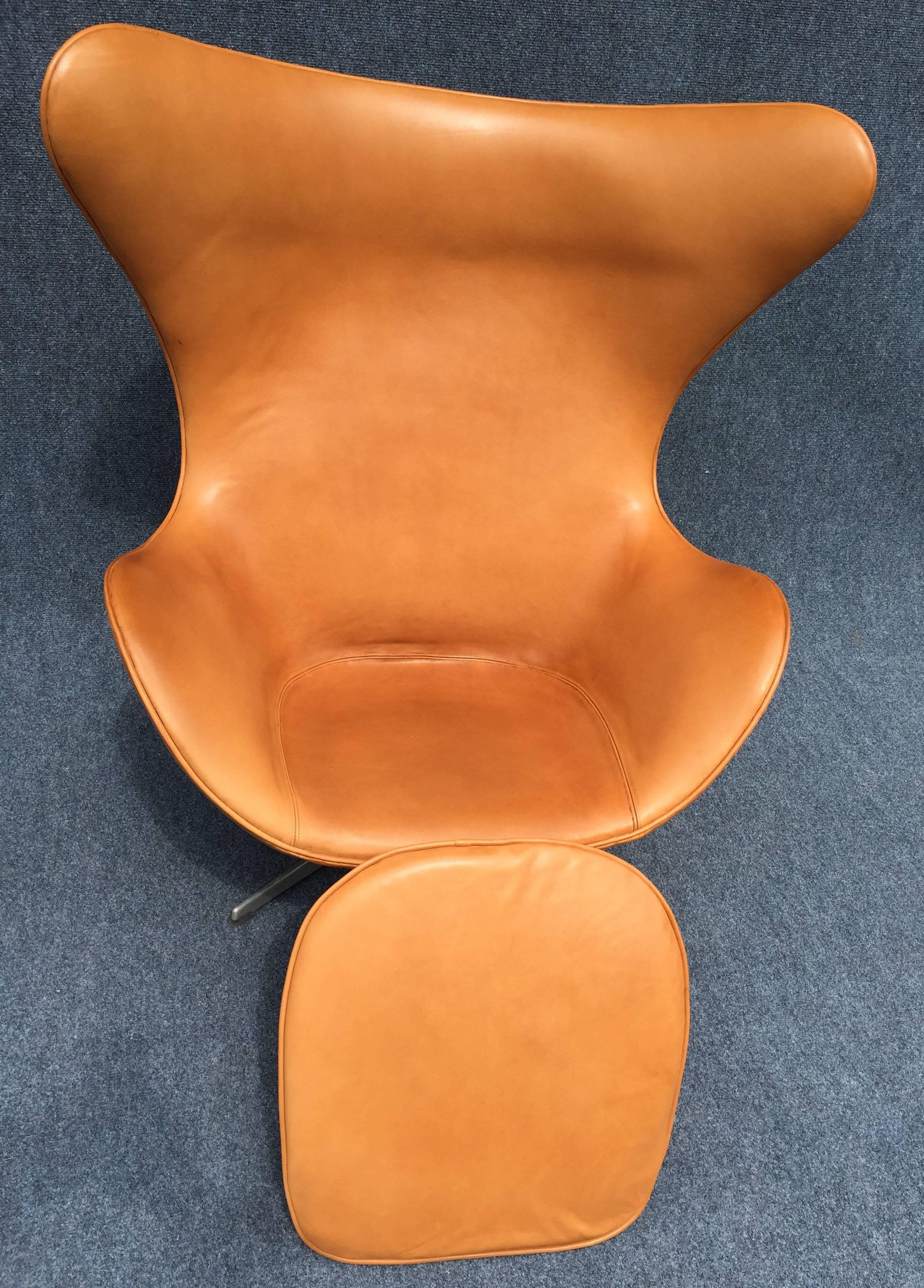 Mid-Century Modern Cognac Leather Egg Chair by Arne Jacobsen for Fritz Hansen