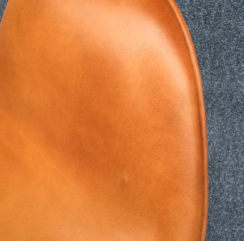 Mid-Century Modern Cognac Leather Swan Chair by Arne Jacobsen for Fritz Hansen