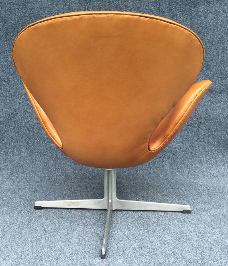 Danish Cognac Leather Swan Chair by Arne Jacobsen for Fritz Hansen