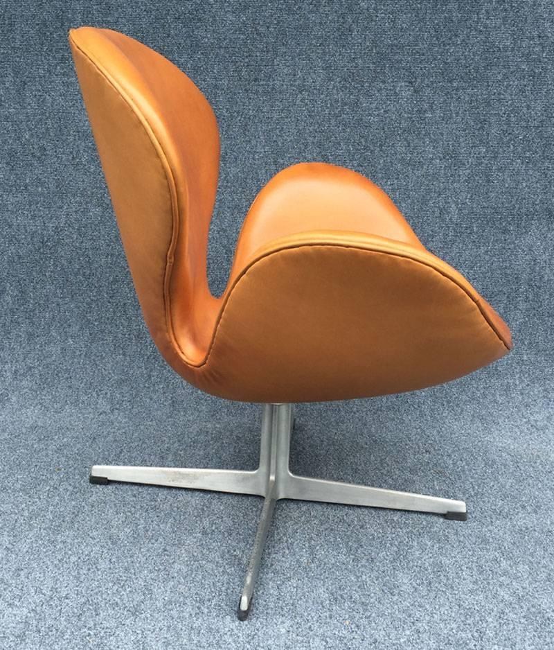 Cognac Leather Swan Chair by Arne Jacobsen for Fritz Hansen In Good Condition In Little Burstead, Essex