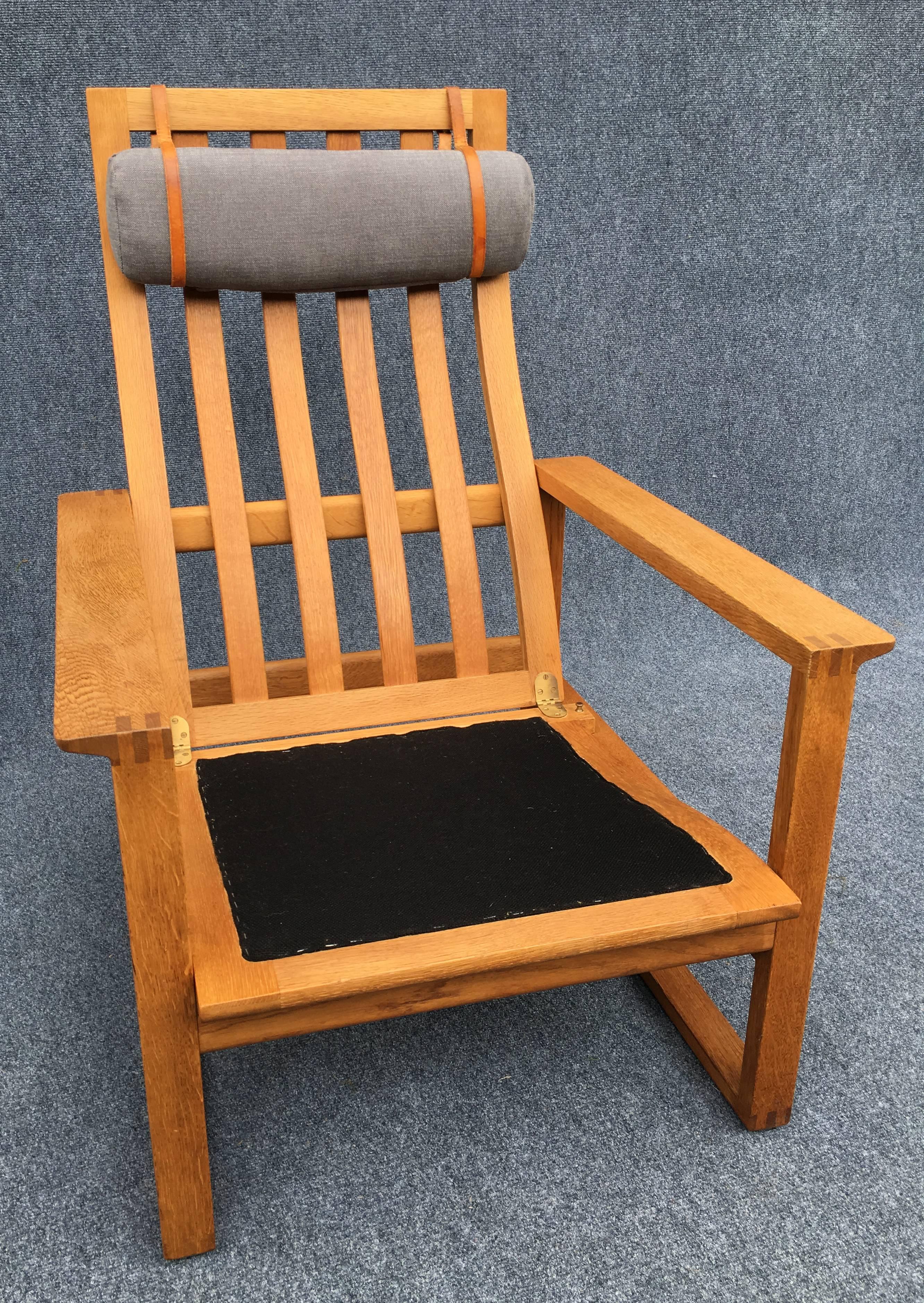 Oak Sled Chair and Footstool by Borge Mogensen for Fredericia Stolefabrik In Good Condition In Little Burstead, Essex