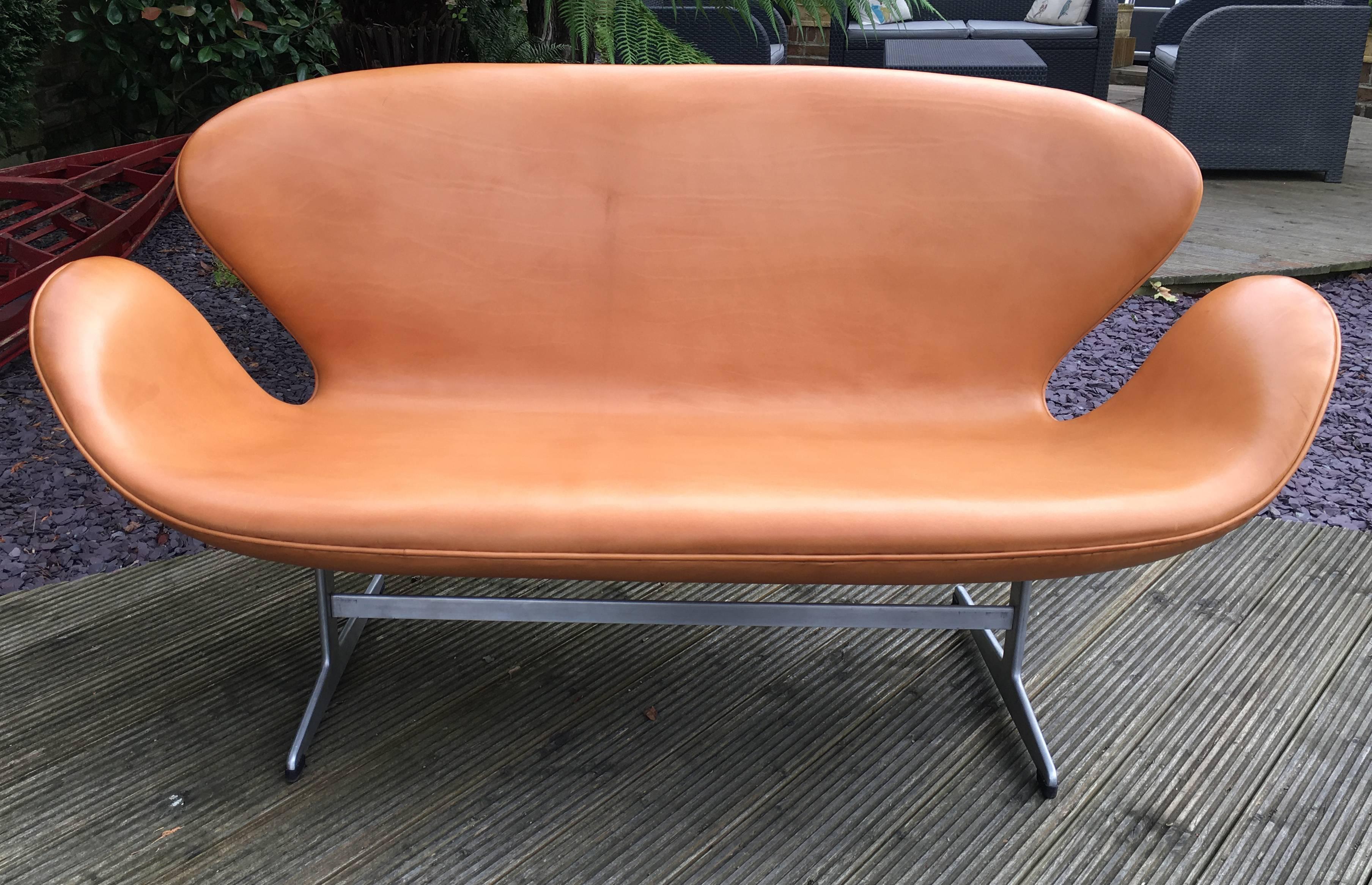 Mid-20th Century Pale Cognac Leather Swan Sofa by Arne Jacobsen for Fritz Hansen