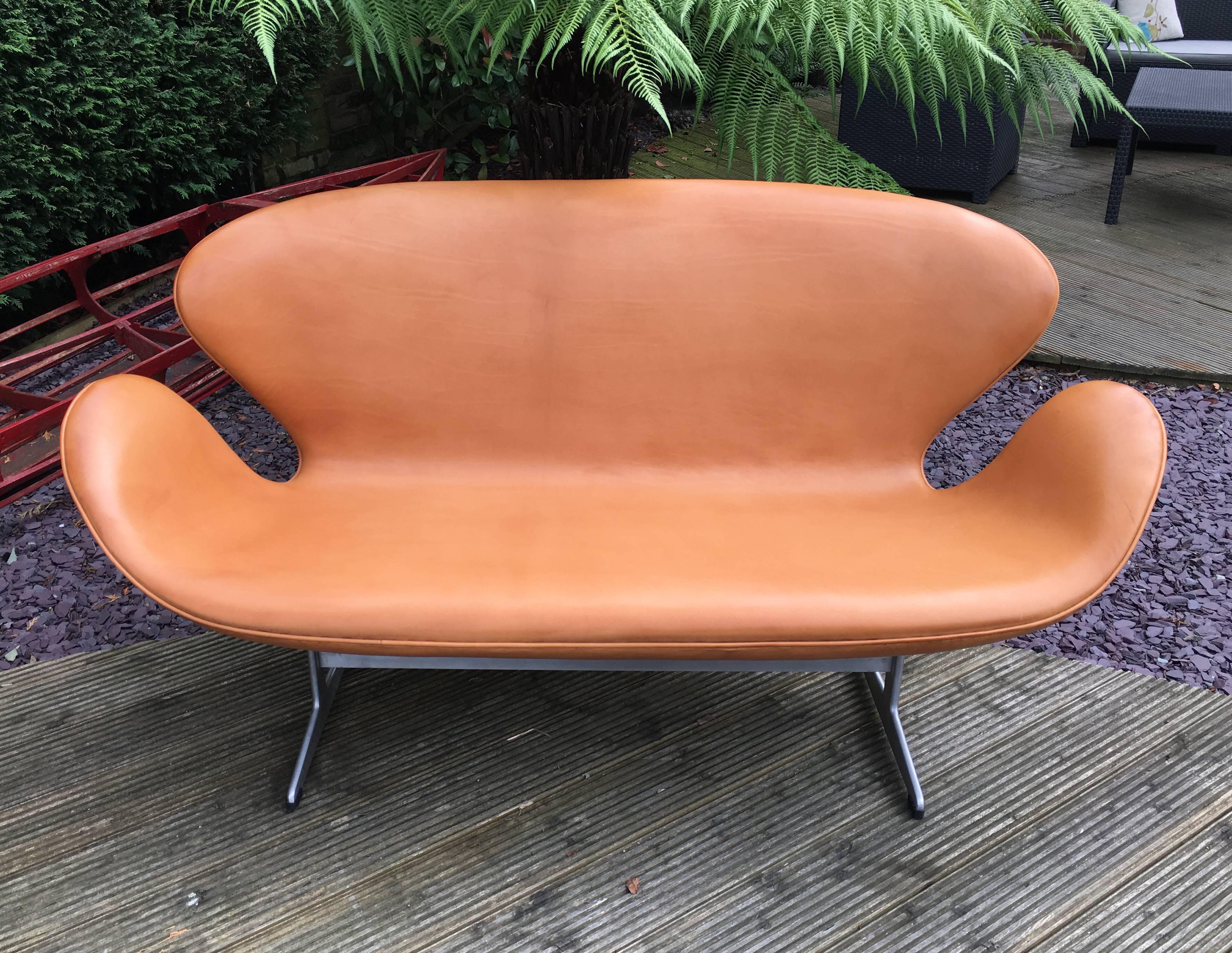 Pale Cognac Leather Swan Sofa by Arne Jacobsen for Fritz Hansen 2