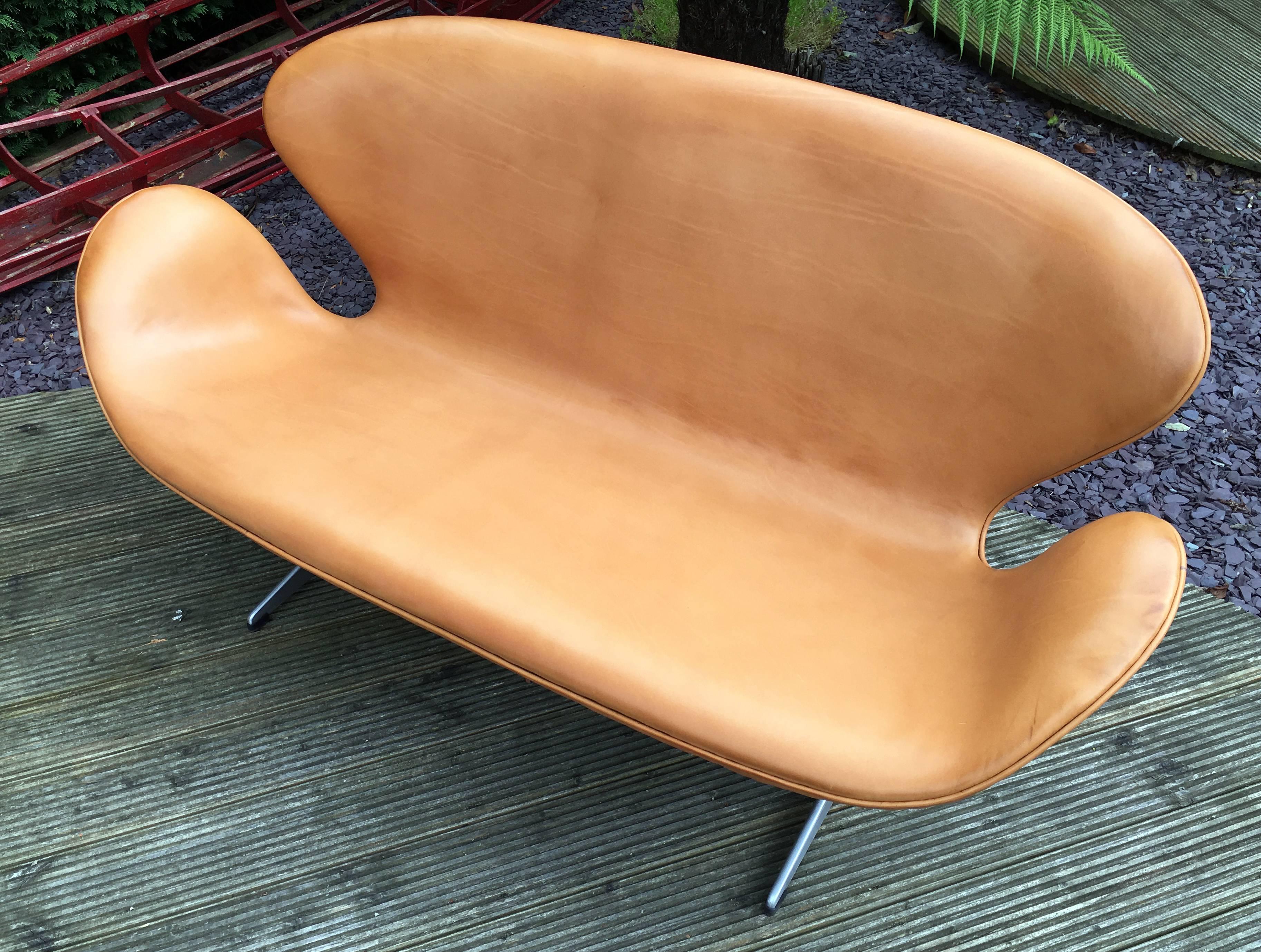 Pale Cognac Leather Swan Sofa by Arne Jacobsen for Fritz Hansen 3