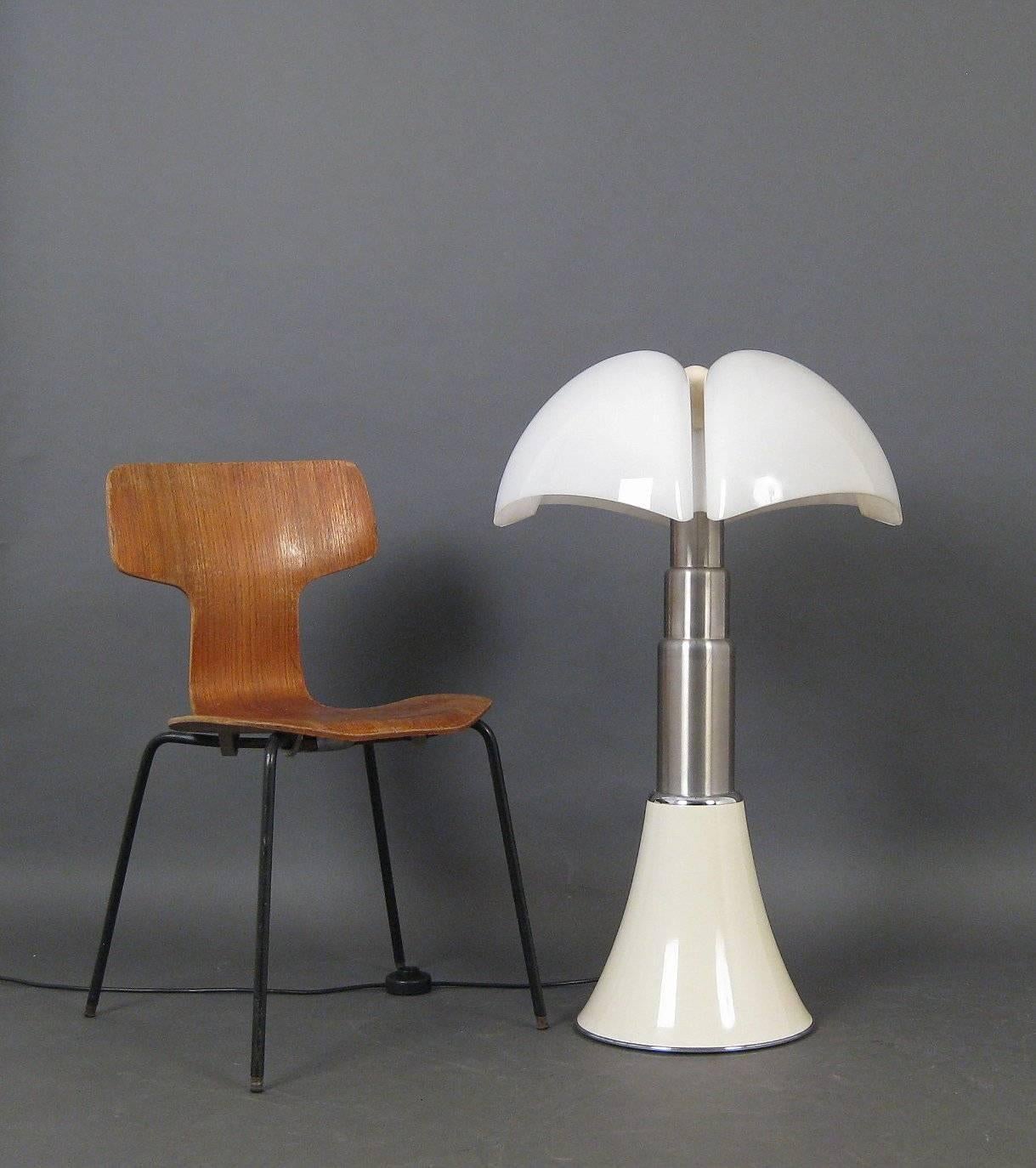 A fine original lamp in the larger, white base version, telescopic height adjustable by Gae Aulenti for Martinelli Luce, Italy.
The lamp is 54cm across the shade and height is adjustable between 72-90 cm.