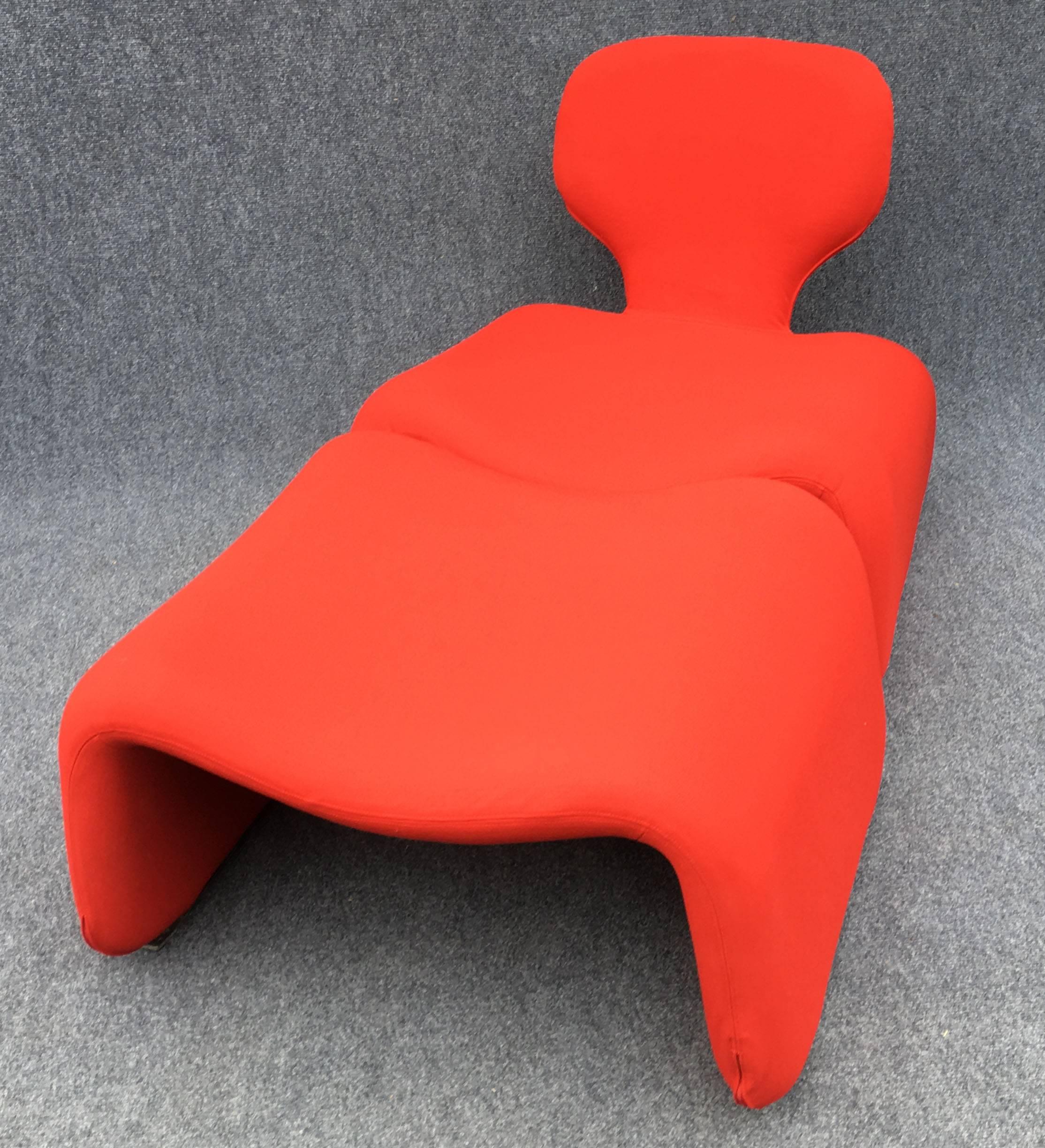 An original dinn chair and ottoman, freshly reupholstered in red Jersey.
An iconic piece, as chosen by Stanley Kubric for 2001 a Space Odysee.

Dimensions of chair are shown on the listing, the ottoman is as follows:

Width 70 cm.
Height 34