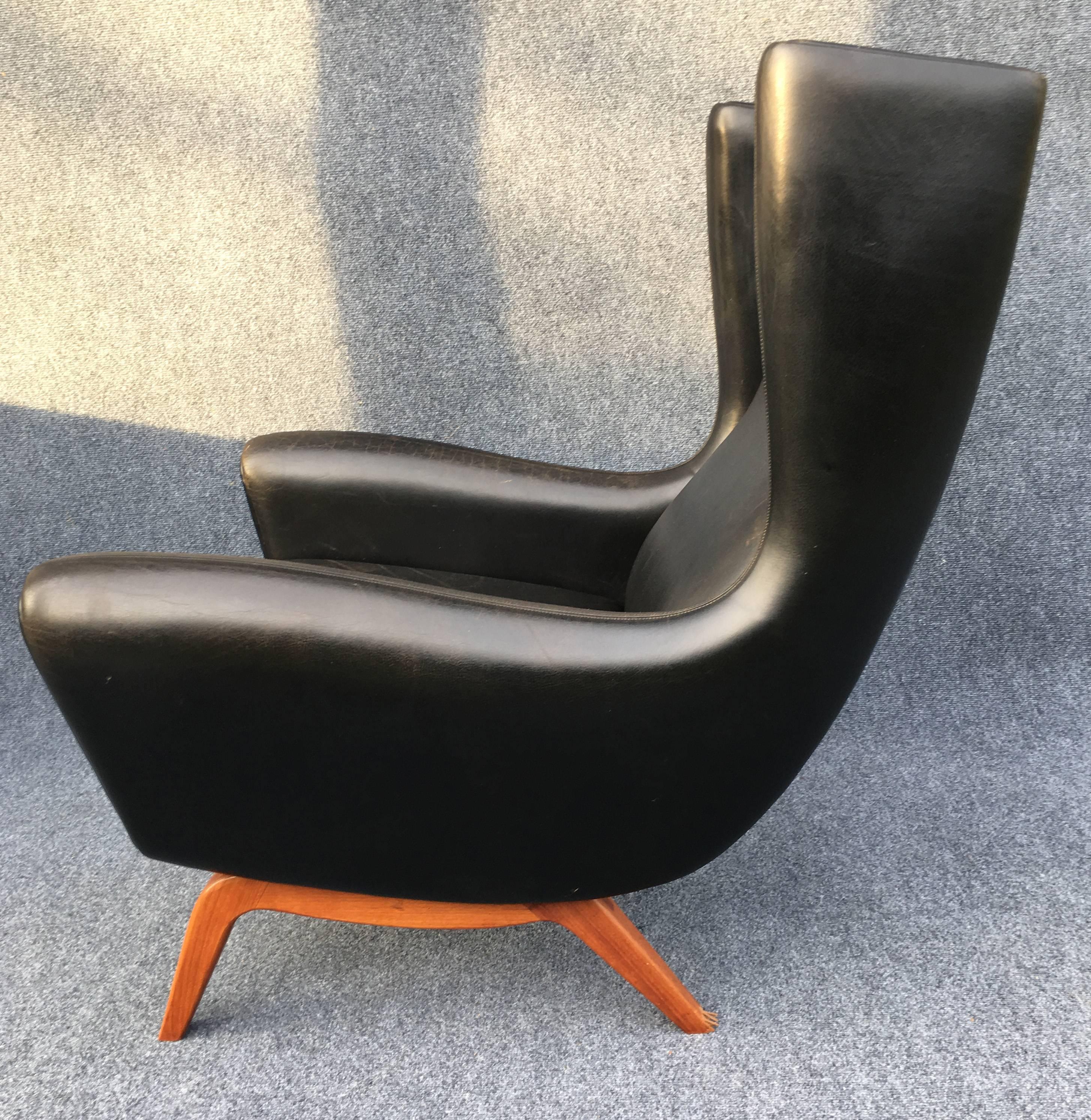 Illum Wikkelso Black Leather and Teak, Model 110 Lounge Chair In Good Condition In Little Burstead, Essex