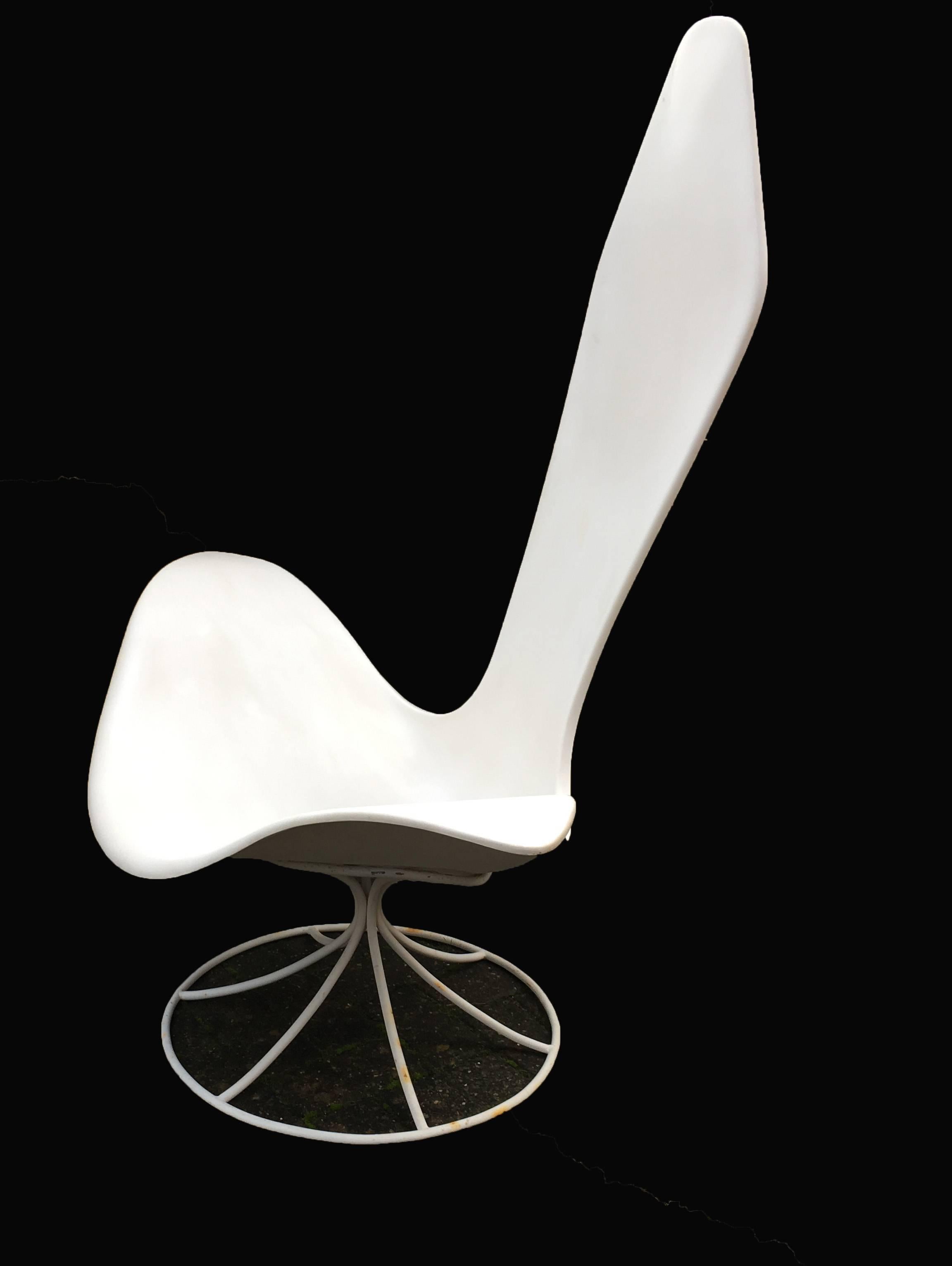 Chaise tulipe blanche par Erwin et Estelle Laverne pour Laverne International en très bon état.