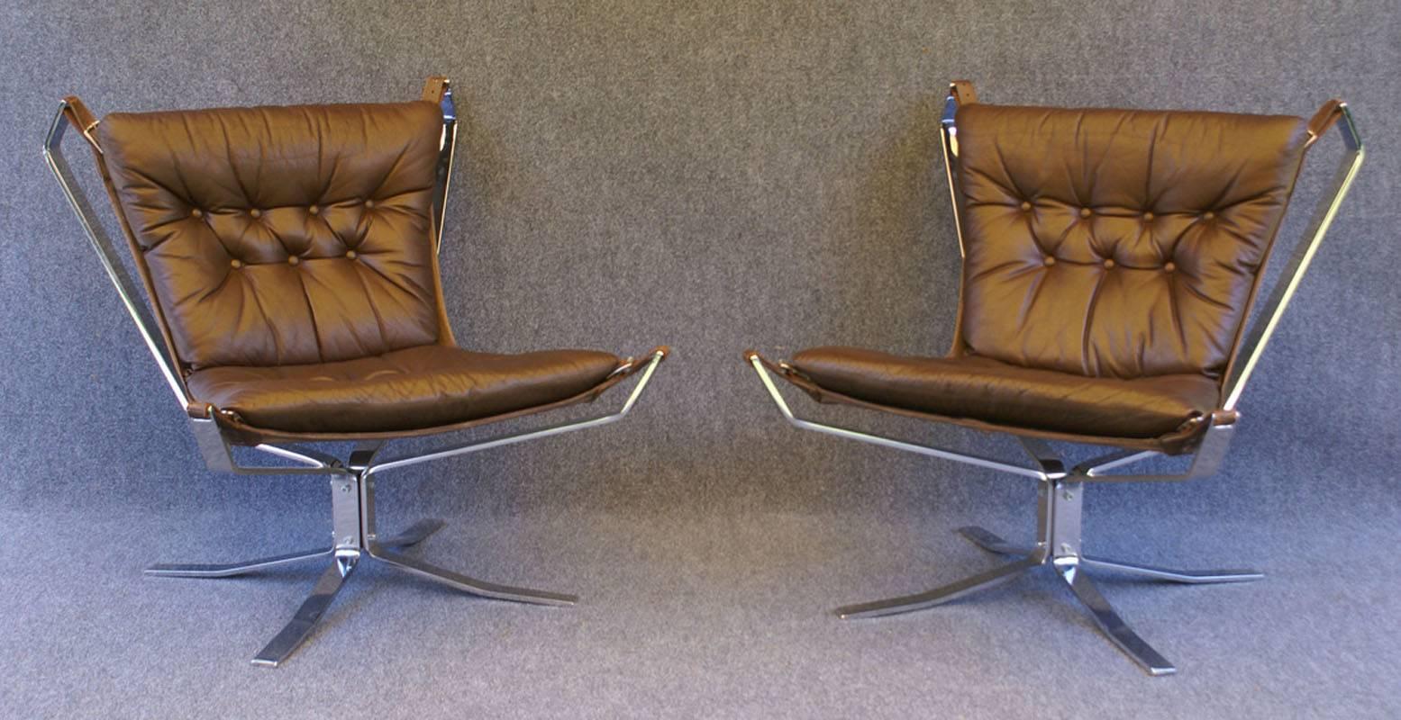 Pair of Leather and Chrome Falcon Chairs and Coffee Table by Sigurd Ressell In Good Condition In Little Burstead, Essex