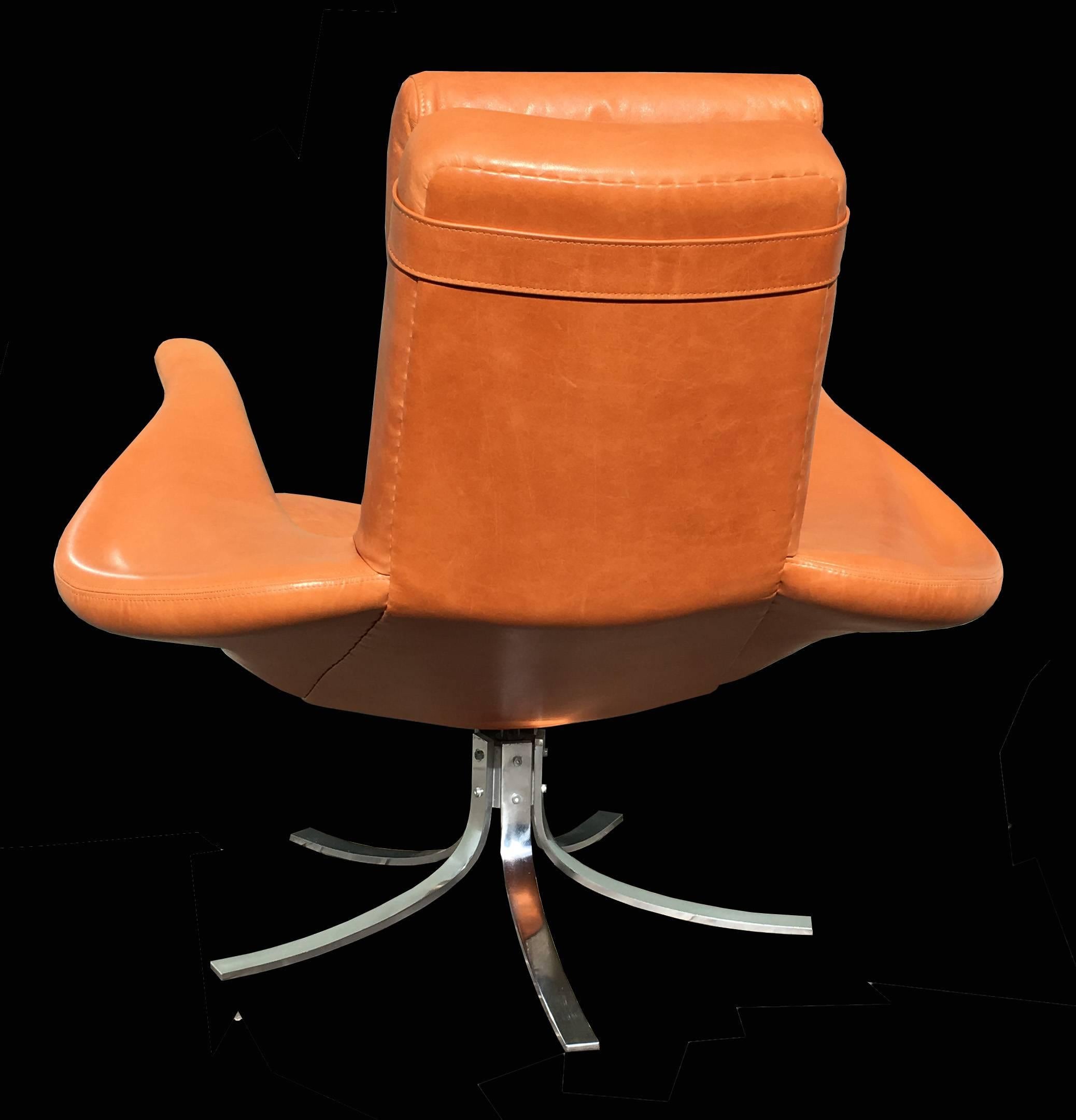A stunning example of this most beautifull and sculptural swivel lounge chair and Ottoman in the most sought after Cognac leather in extremely good condition
Designed by Gosta Berg and Stenerik Eriksson for Fritz Hansen in 1968 and made in small