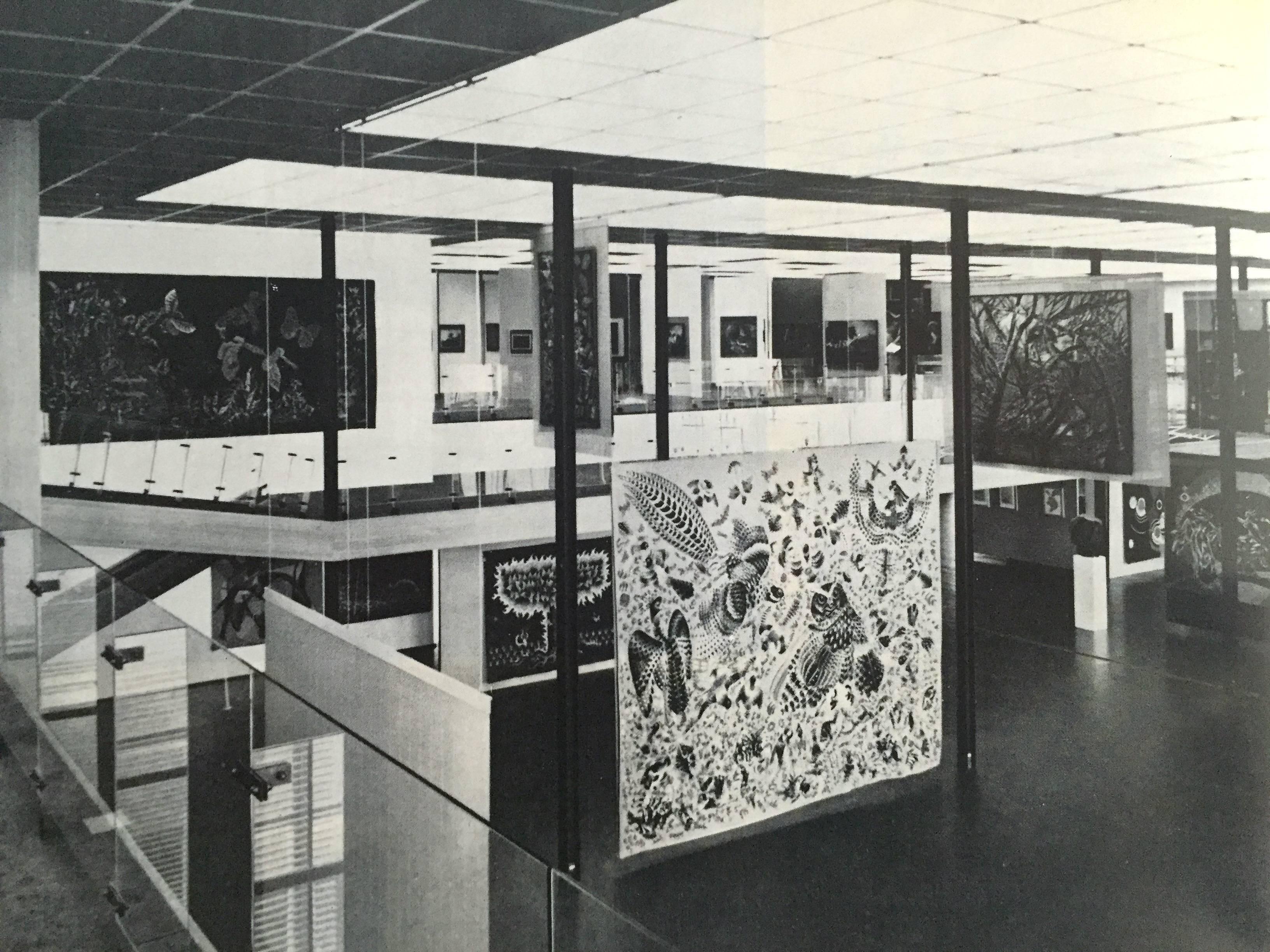 Première édition, publiée par Praeger, New York en 1965.

Une étude mondiale de la conception et de l'architecture des musées ; Brawne propose 50 exemples de conceptions de musées phares, du Guggenheim de New York au Musée national d'art de Le