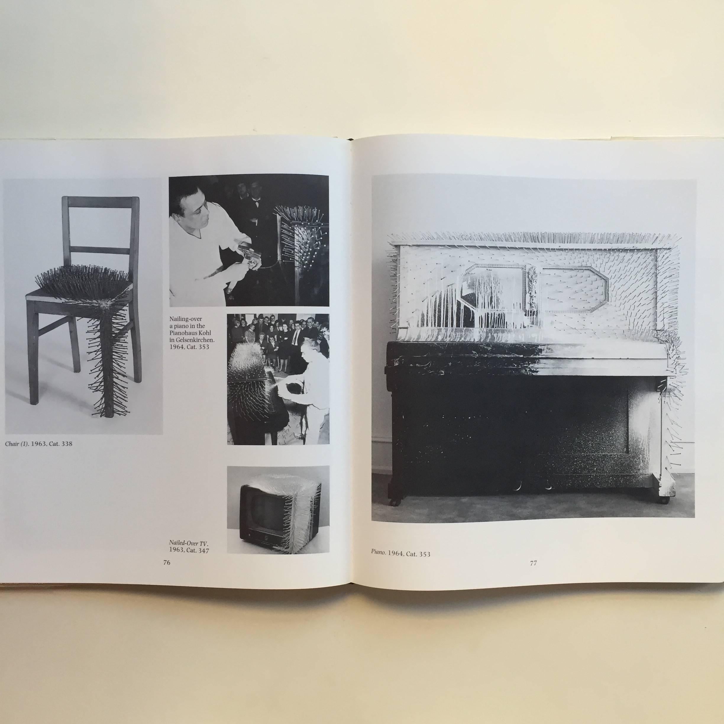 Erste Ausgabe, veröffentlicht von Harry N. Abrams, New York, 1986.

Mit einem ausführlichen Text von Dieter Honisch dokumentiert dieses seltene Buch das Werk des Malers, Bildhauers und Performance-Künstlers Gunther Uecker. Uecker, der vielen durch