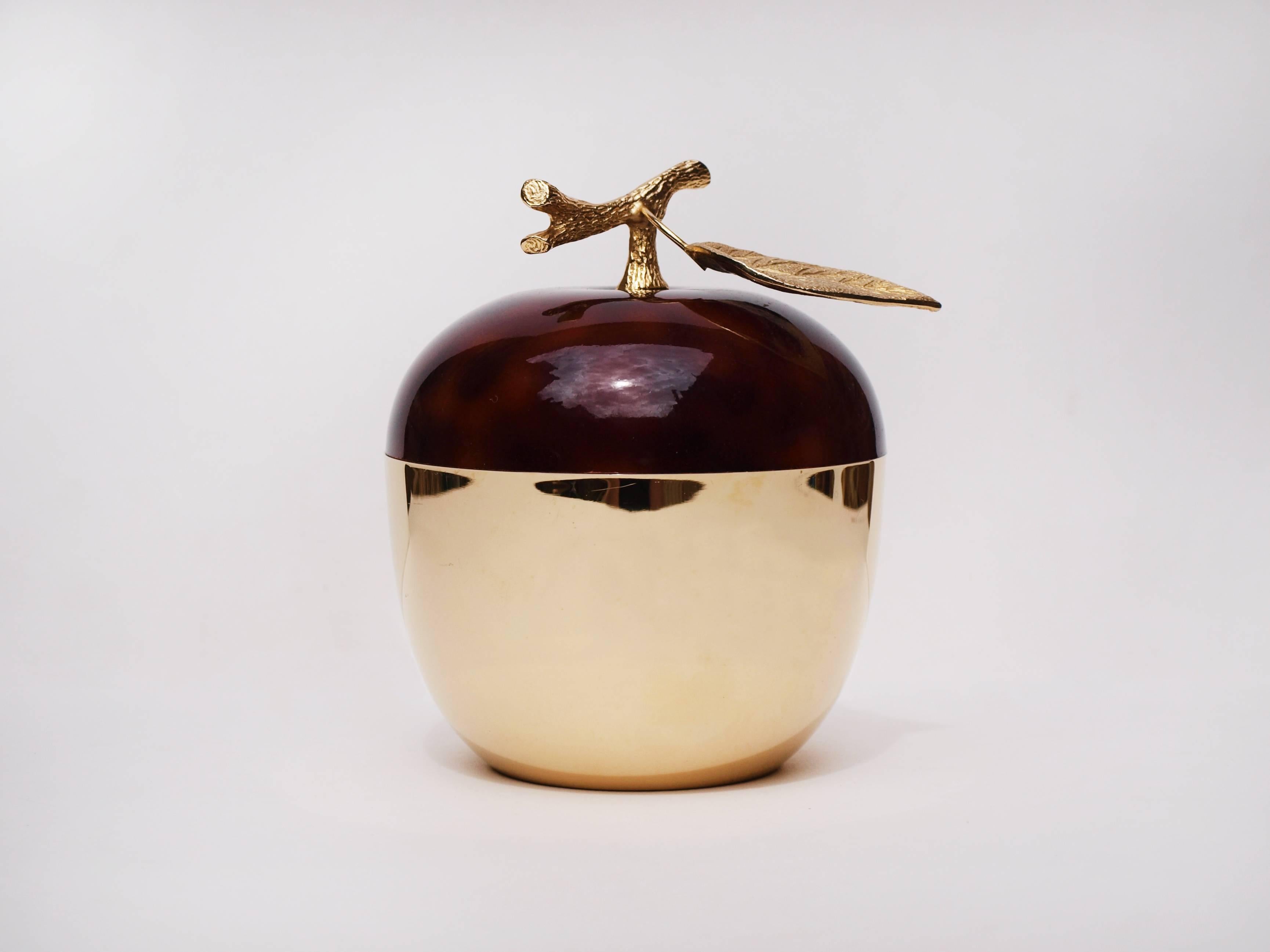 A vintage gold and tortoise shell effect, apple shaped ice bucket by the decorative tableware company ‘The Turnwald Collection’.

The reflective gold surface of the bucket seamlessly meets the high gloss tortoise shell surface of the lid,