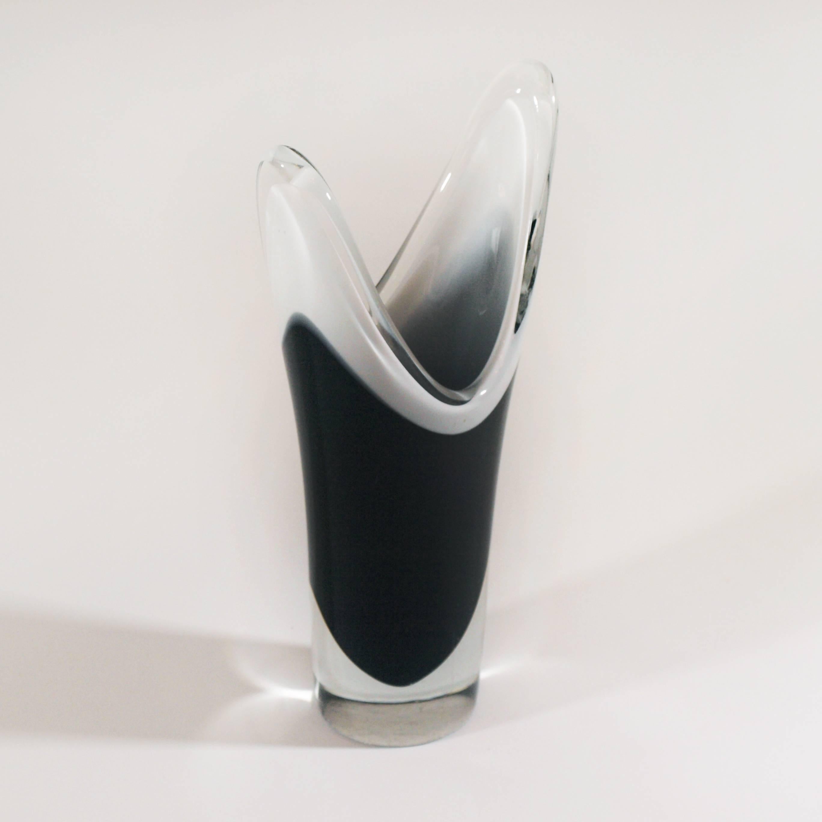 Mid-Century Modern Vase en verre de Paul Kedelv pour Flygfors en vente