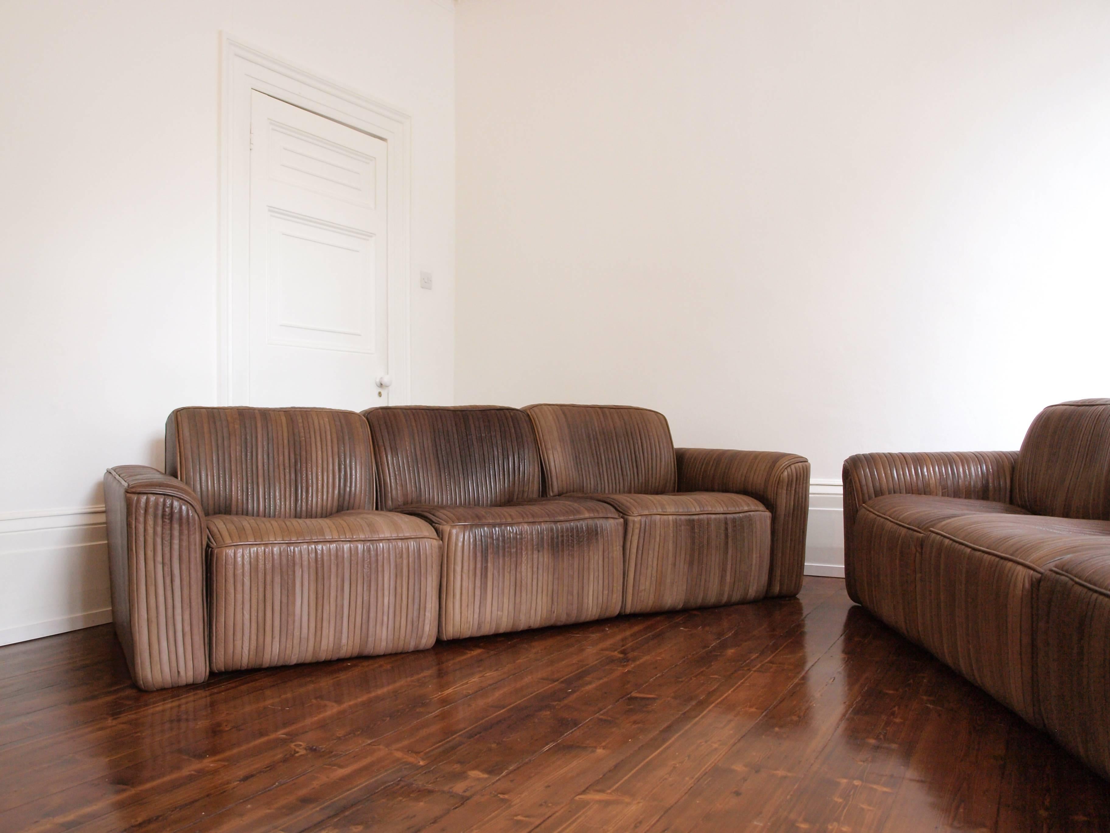 Pair of Leather Strip Three-Seat Sofas Attributed to De Sede (Moderne der Mitte des Jahrhunderts)