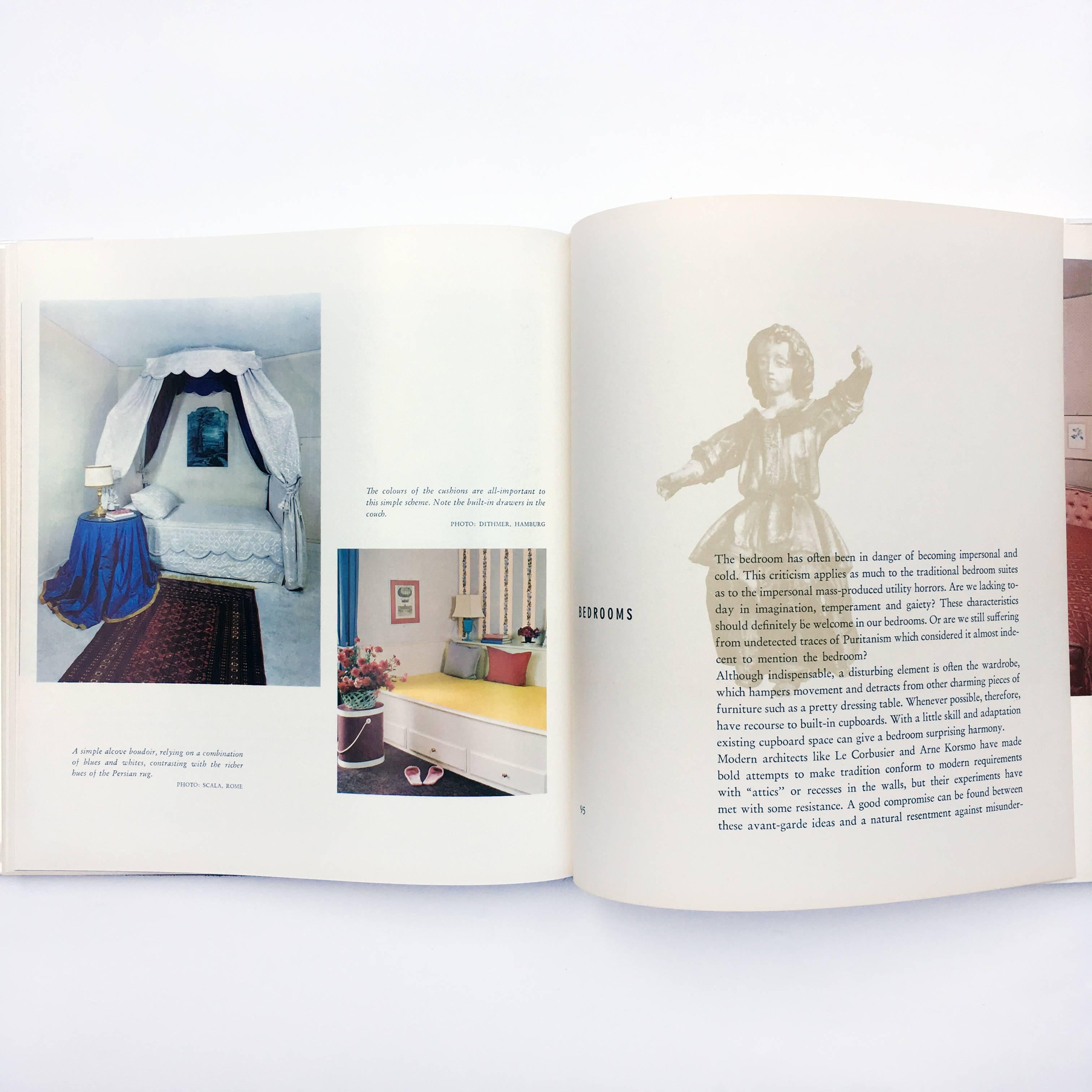 Publié par The Architectural Press Co. 1ère édition, 1960

Ce beau livre est une étude complète des idées européennes modernes sur la décoration intérieure.
Plus de 220 photographies prises spécialement pour ce volume ont été rassemblées pour