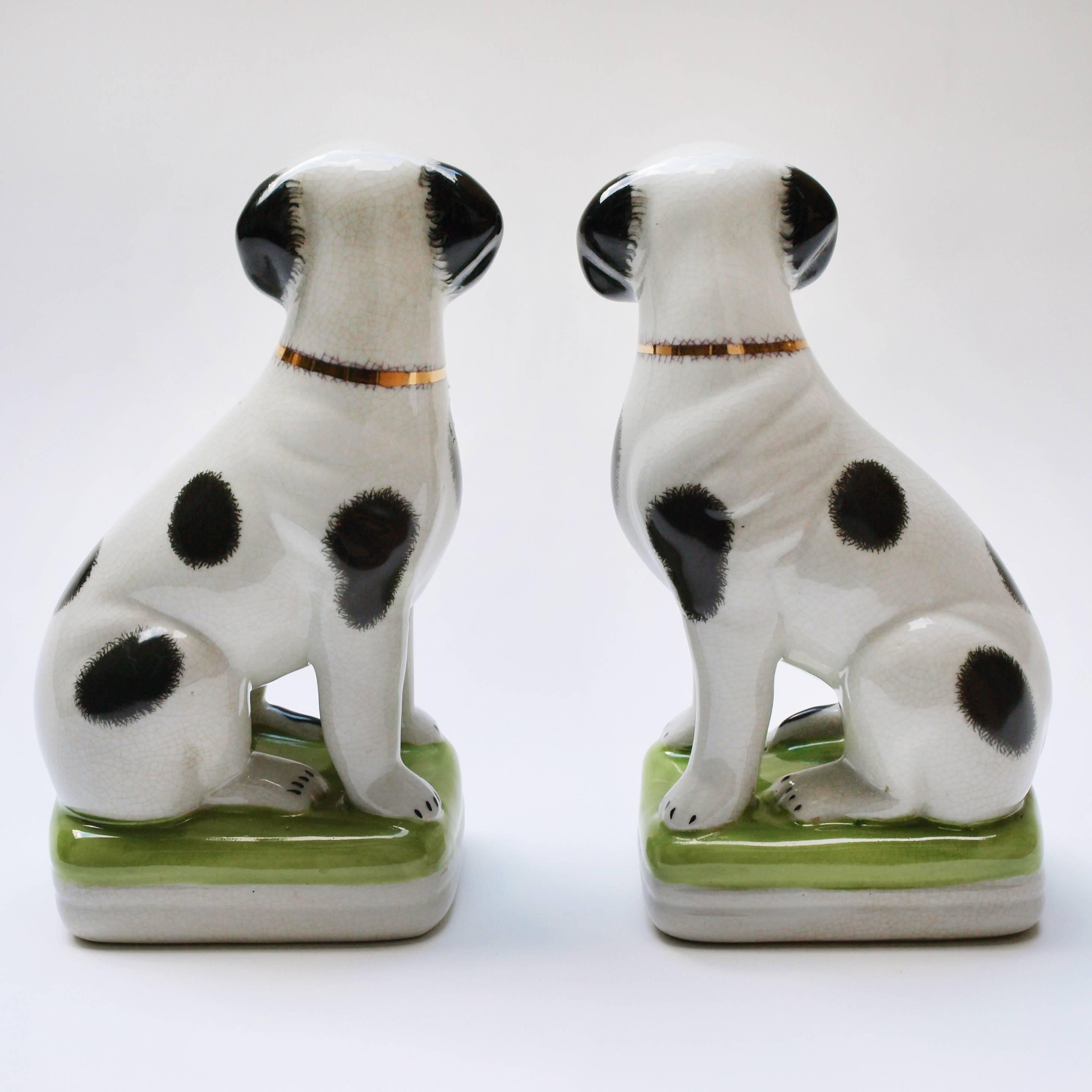 A Pair of English 20th Century Painted Mantle Dog Ornaments In Excellent Condition In London, GB