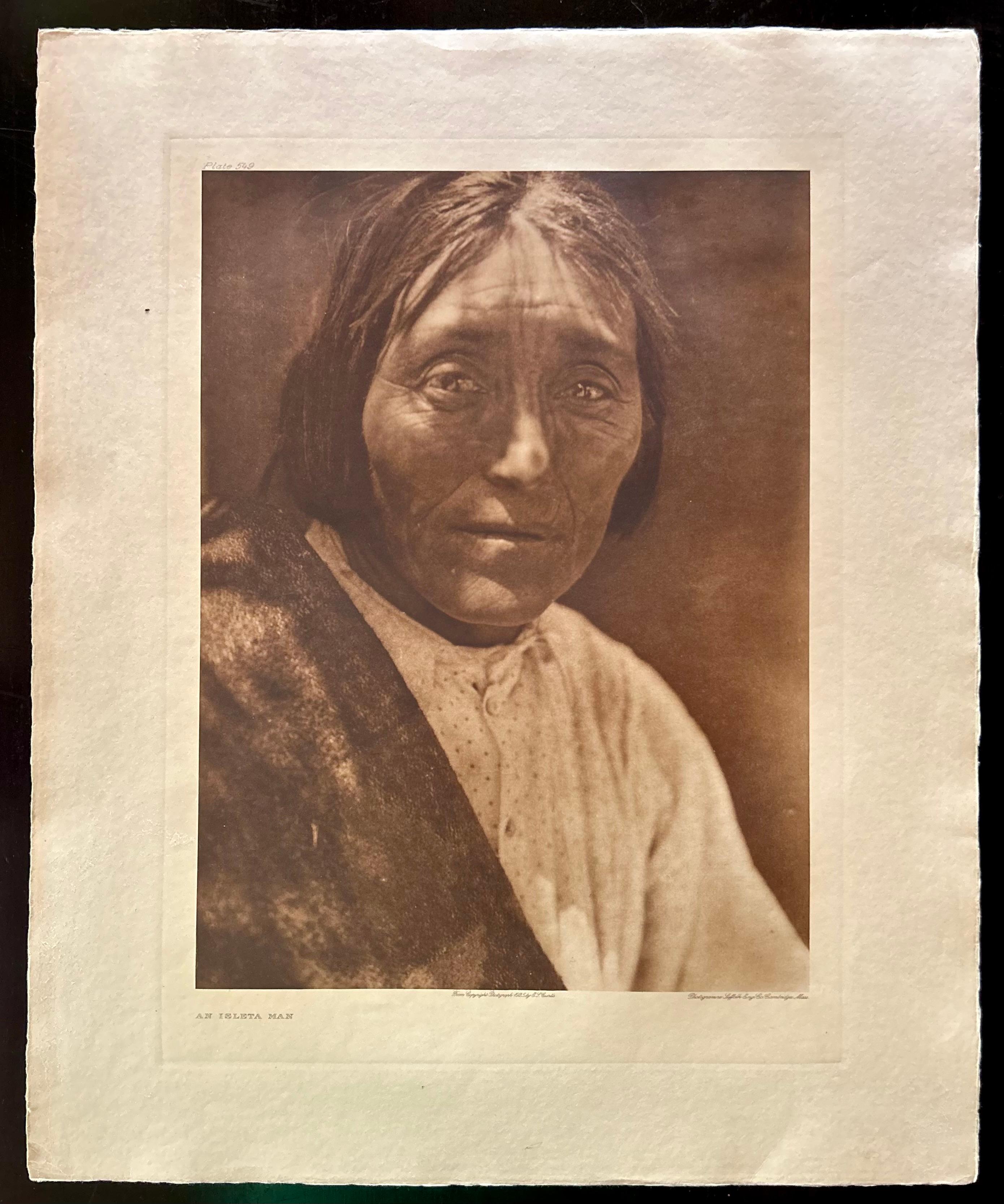 Edward S Curtis (1868-1952)
Titre : Un homme de l'Isleta 
Plaque : 549
Portefeuille : Volume 16 
Imprimeur : Suffolk Eng. Co. Cambridge Mass
Support : Photogravure
Date : 1925
Dimensions : 
Feuille : W 17 ¾  L 21 ¾ 
Image : W 11 ½  L 15 ½
