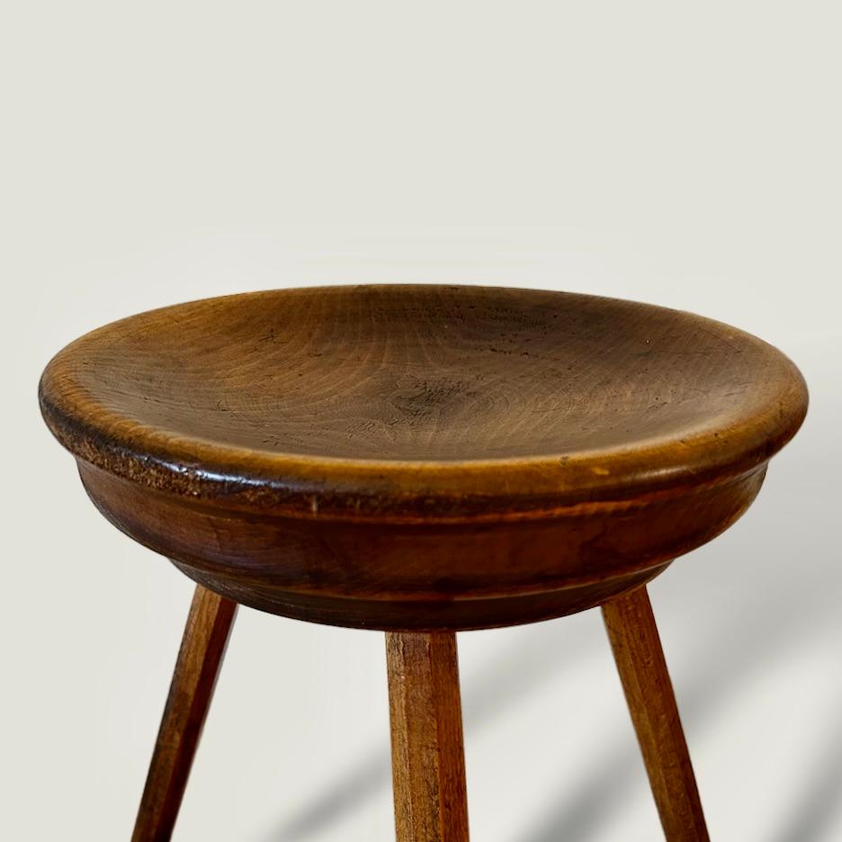 Art Déco Set di quattro pezzi in noce degli anni '40  Sgabelli per piatti in vendita