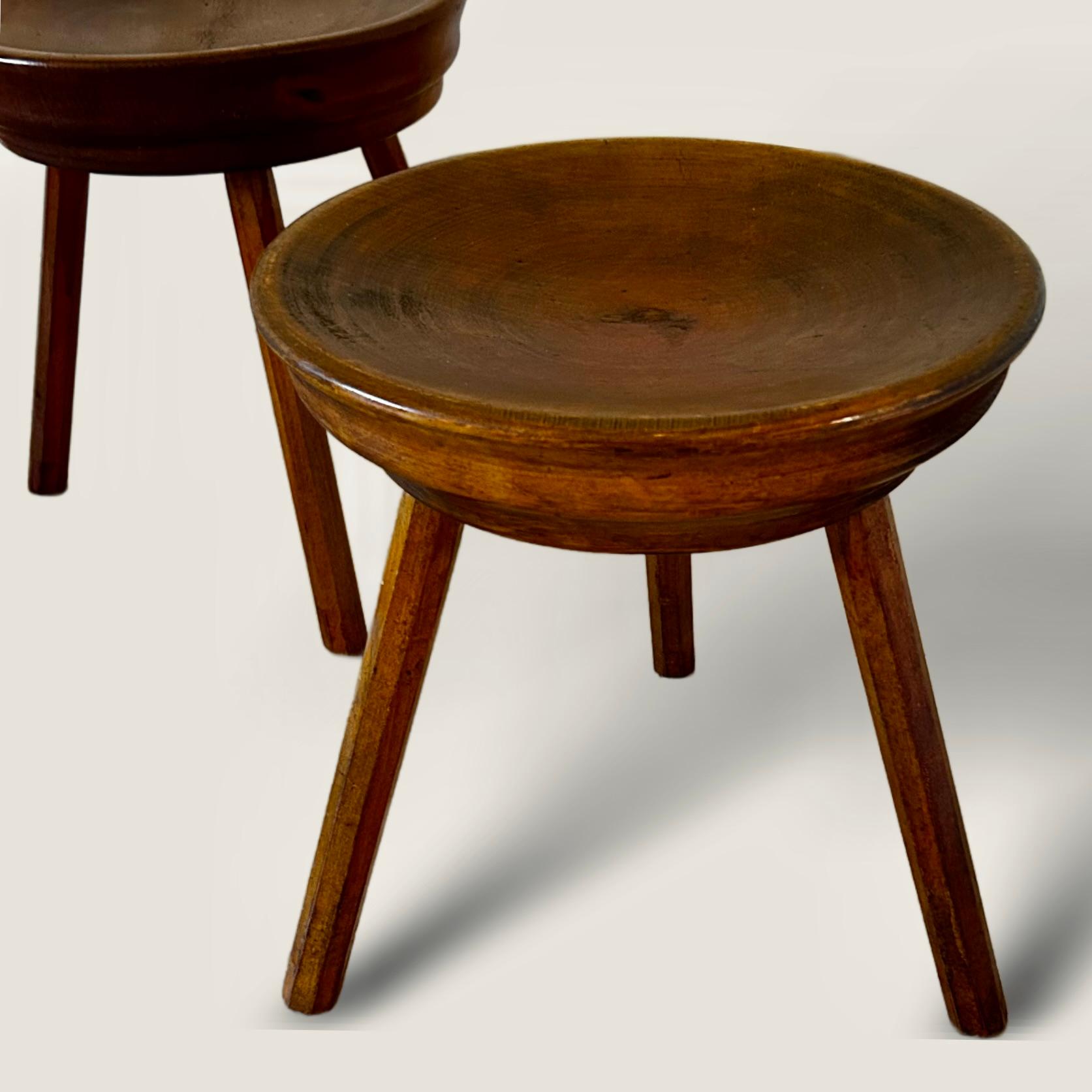 Quattro sgabelli a treppiede italiani degli anni '40, con un bellissimo piatto in legno di noce patinato.  top. 

