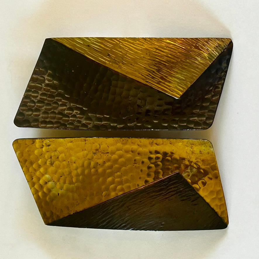 Coppia di maniglie per porte italiane di metà secolo in ottone e dorato 

Martellato a mano in ottone con finitura dorata e laccata.