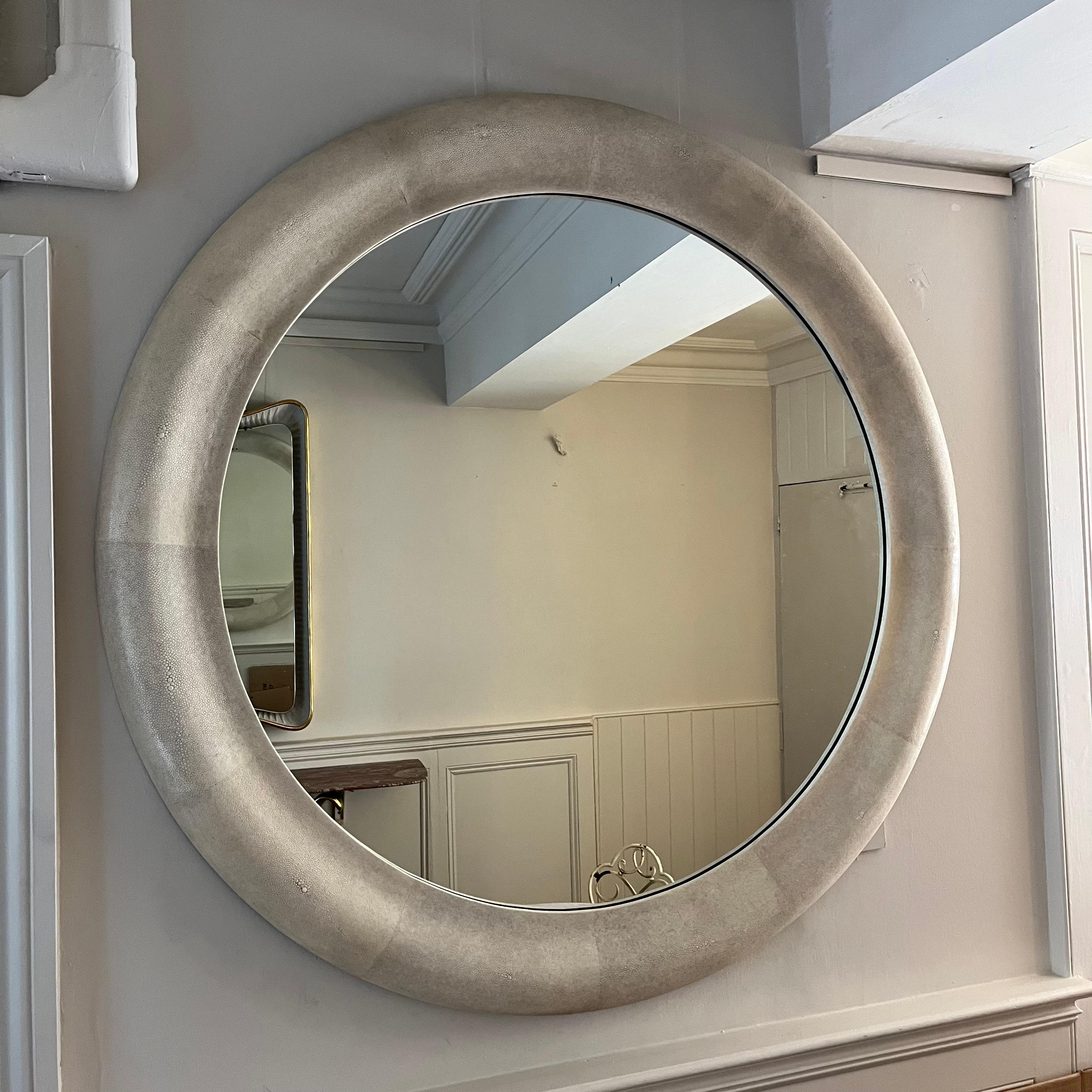 A French  very elegant large stignray circular mirror in ivory, dating from around the 1980s from a Parisian apartment
