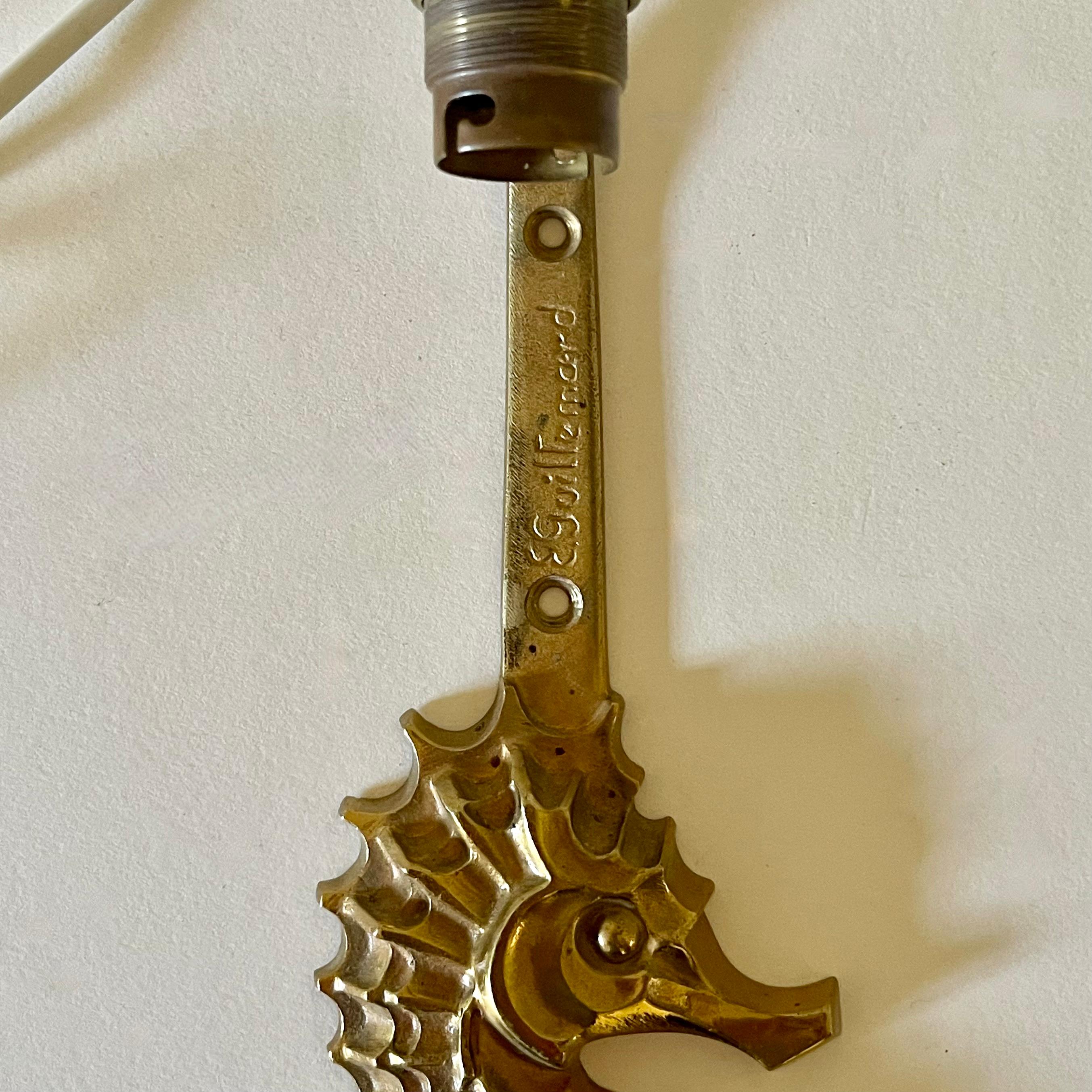 Moulage Guillemard Lampes murales hippocampe en bronze doré circa 1940 en vente
