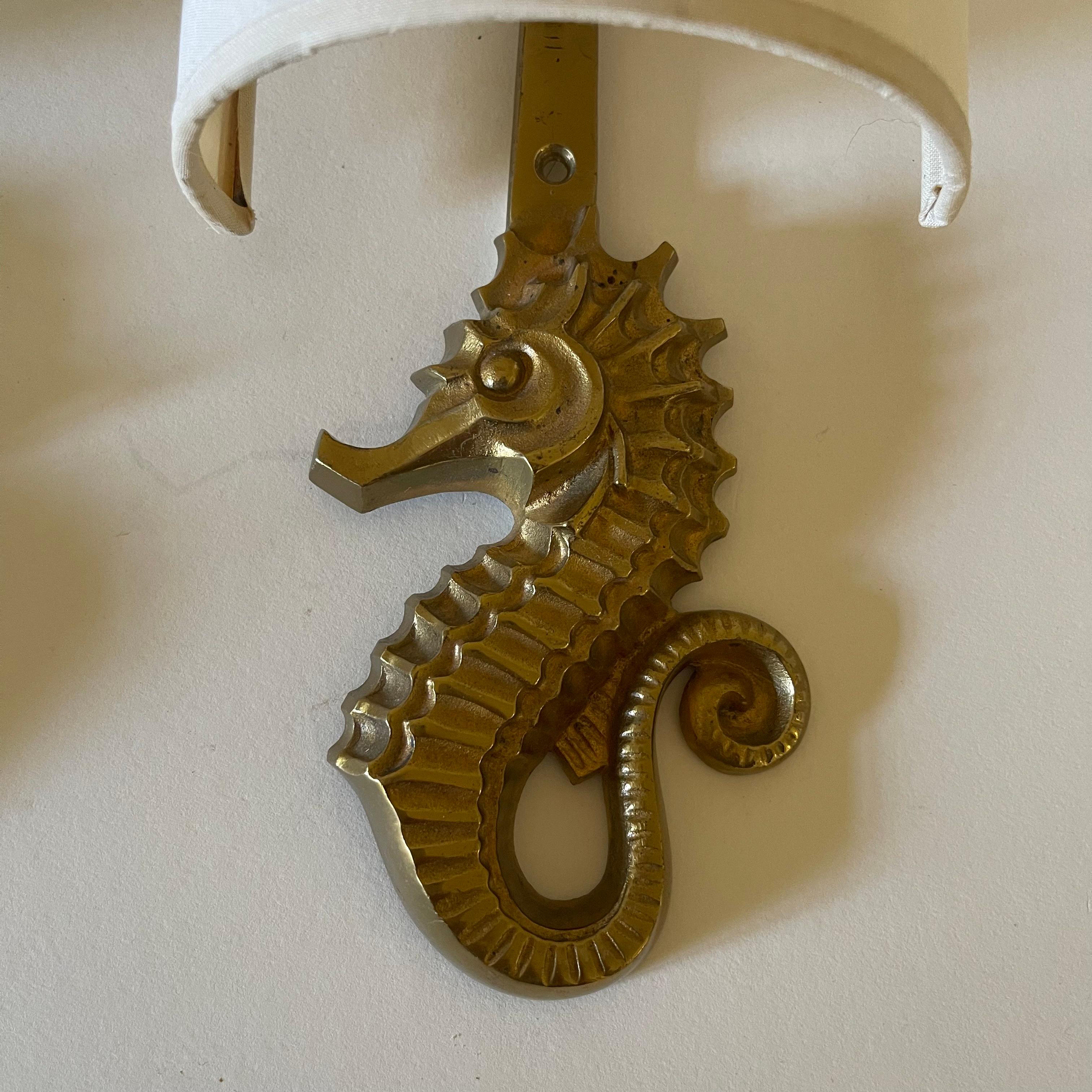 Milieu du XXe siècle Guillemard Lampes murales hippocampe en bronze doré circa 1940 en vente