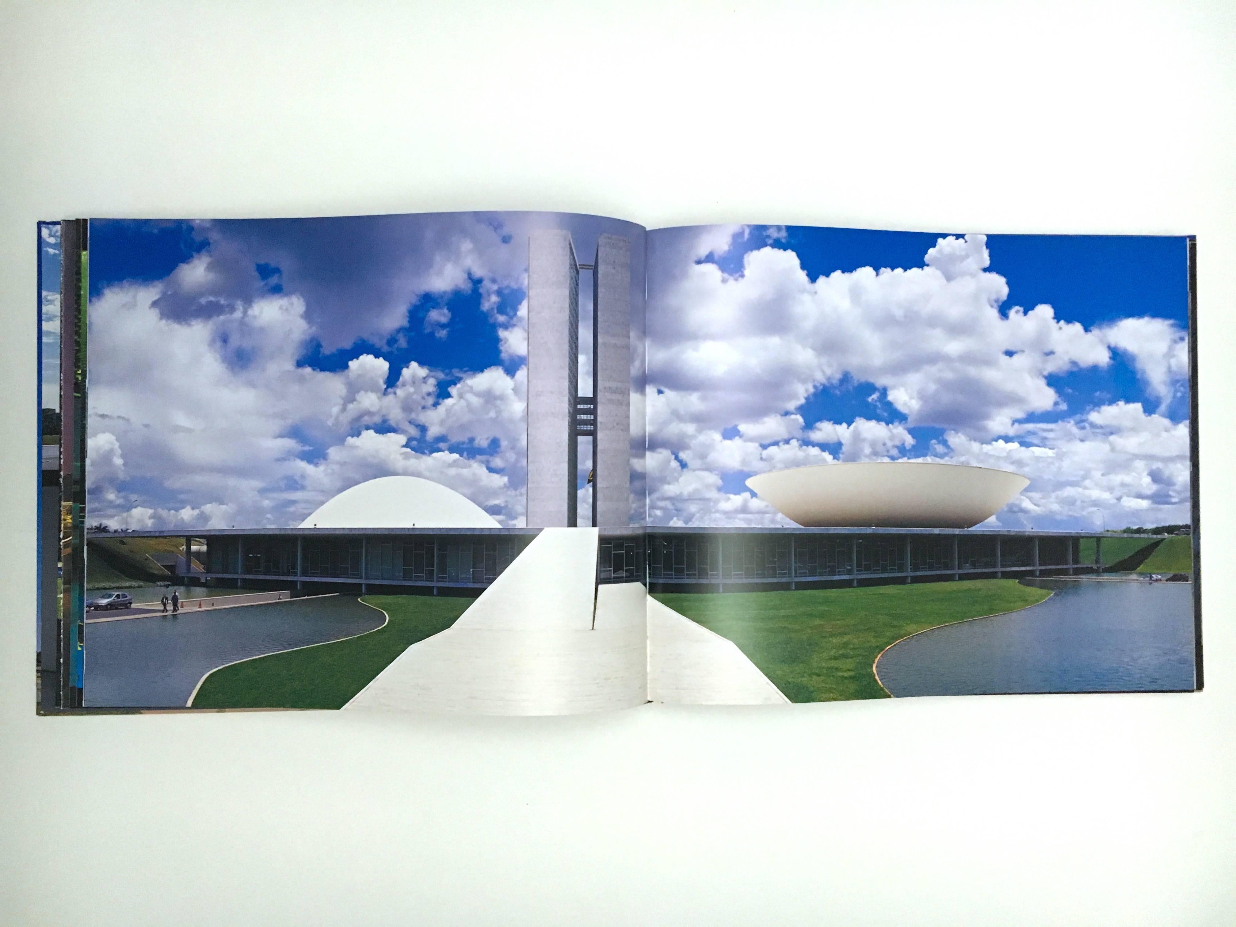 Première édition, 360, Rio de Janeiro, 2006. Couverture rigide.

Une impressionnante monographie architecturale d'œuvres qui couvrent la carrière laborieuse d'Oscar Niemeyer. Les illustrations pleine page et dépliantes de l'œuvre ont été