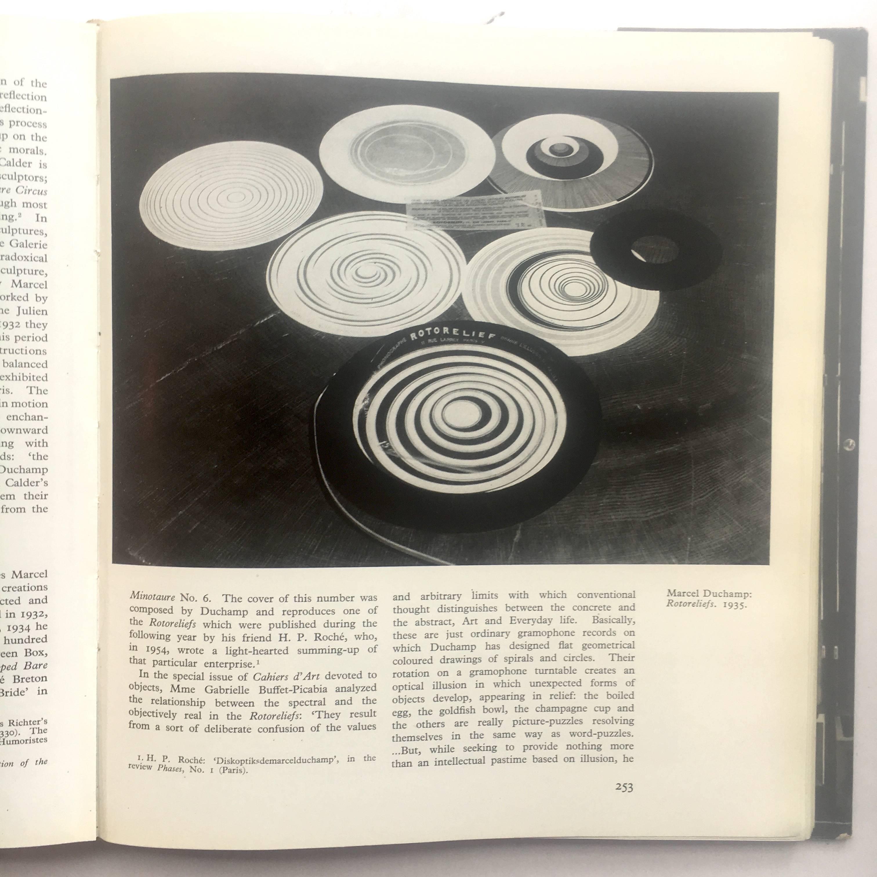 Erste britische Ausgabe, veröffentlicht von Weidenfeld & Nicolson, 1960.

Die Geschichte der surrealistischen Malerei zeichnet auf wunderbare Weise den erstaunlichen kreativen Ausbruch auf, in dem einige der inspiriertesten Künstler der Zeit wie